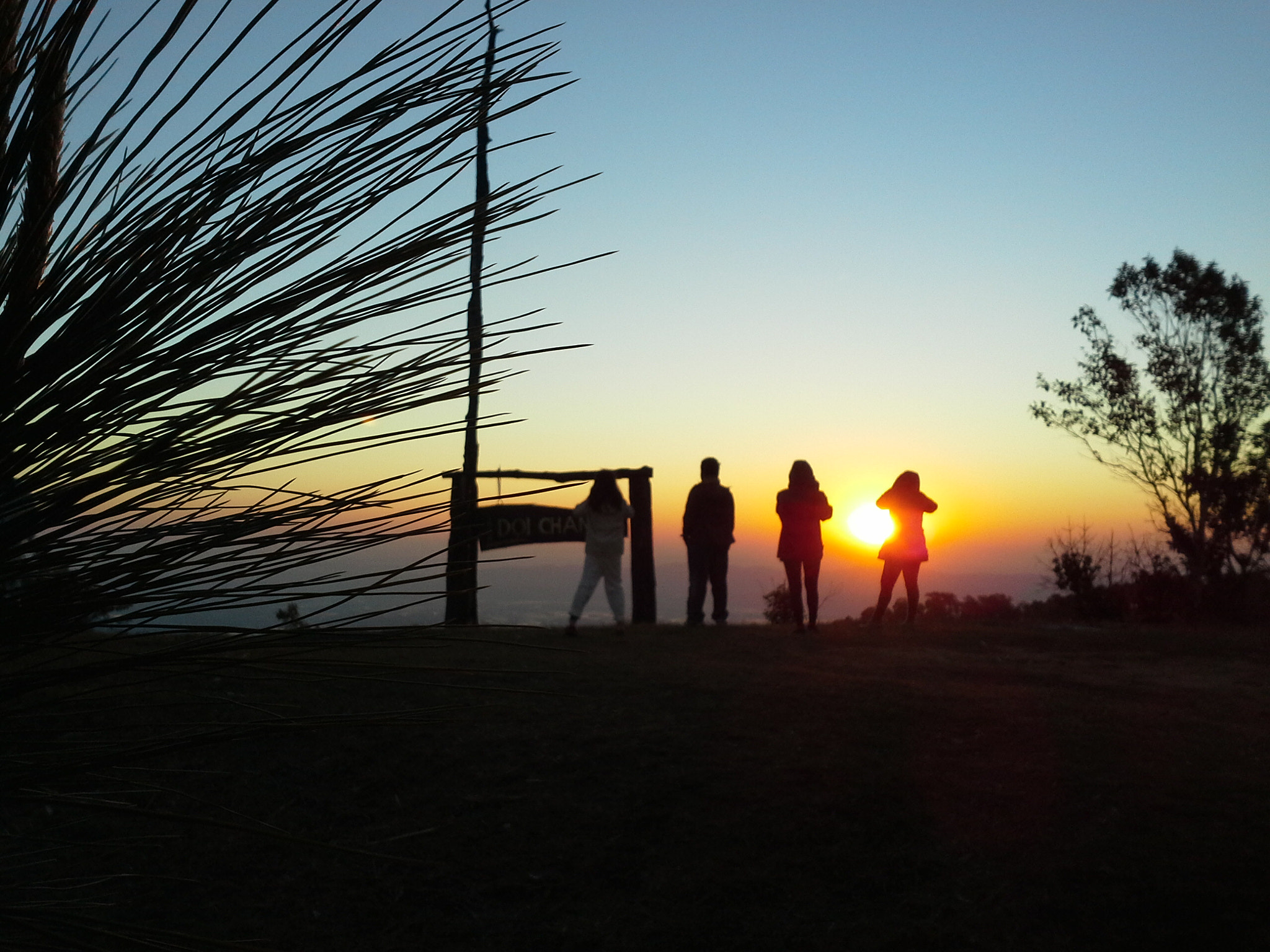 Samsung Galaxy Note 8.0 sample photo. Sunrise with people photography