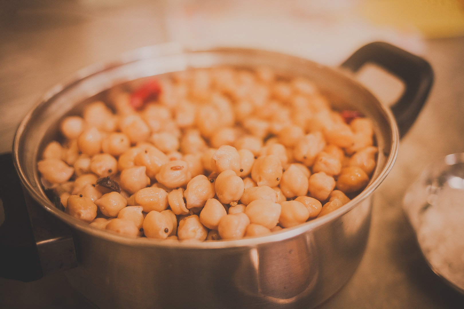 Canon EOS 5D + Canon EF 35mm F2 IS USM sample photo. Sundal /*boiled chickpea*/ photography