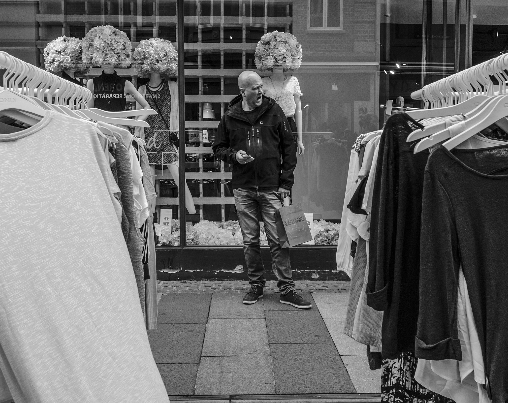 Nikon D7000 + Nikon AF-S Nikkor 20mm F1.8G ED sample photo. Waiting for the shopping wife??? se text photography