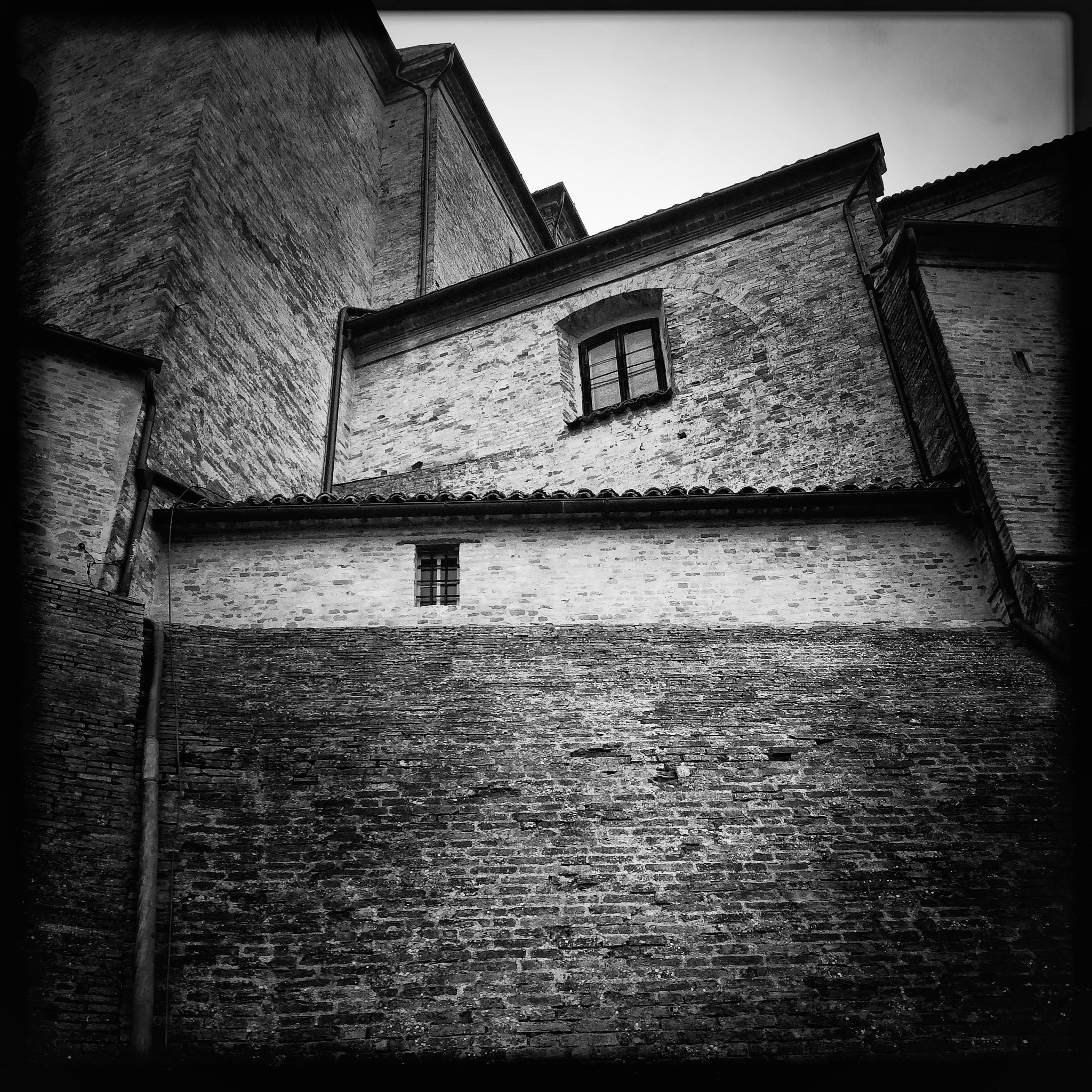 Hipstamatic 305 sample photo. Walls and windows photography