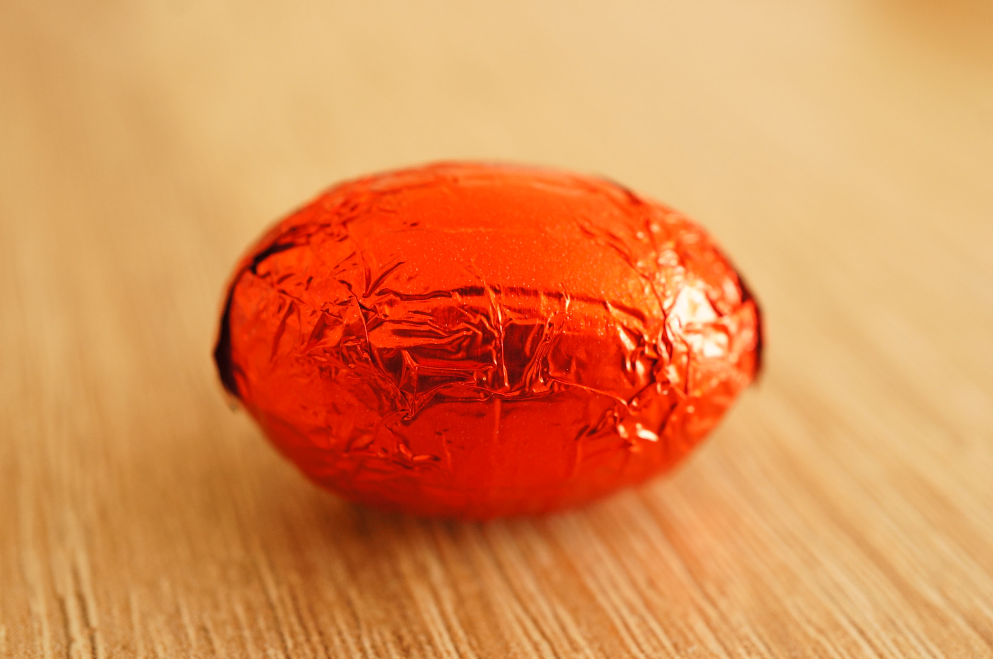 Sony Alpha NEX-5N + Sony E 30mm F3.5 Macro sample photo. Red chocolate egg photography