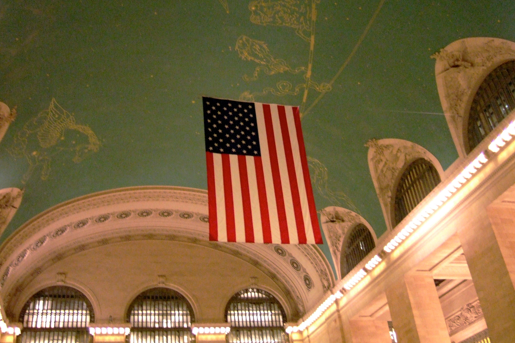 Fujifilm FinePix F11 sample photo. Grand central terminal - flag photography