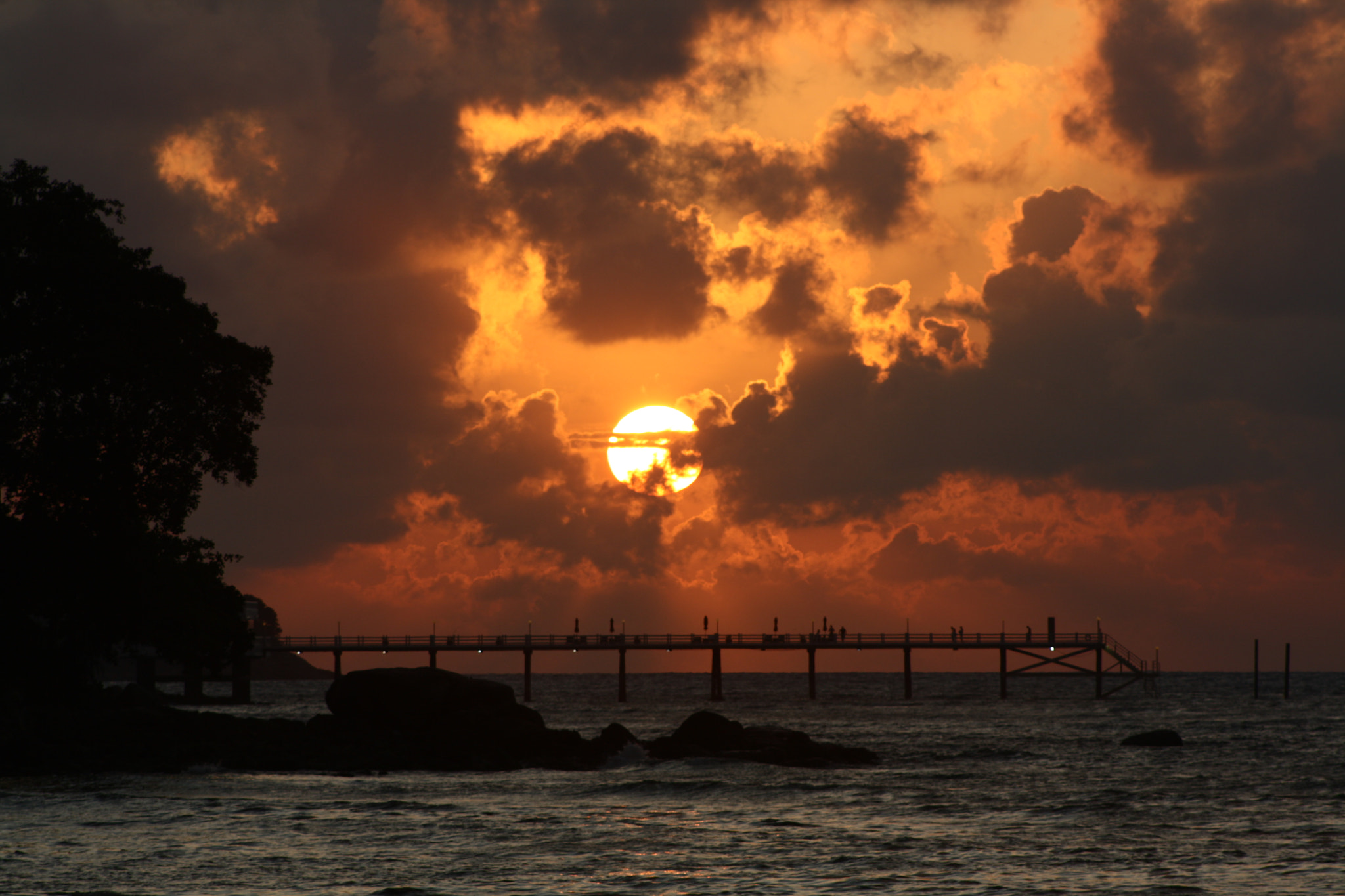 Canon EOS 1000D (EOS Digital Rebel XS / EOS Kiss F) + Canon EF 75-300mm f/4-5.6 USM sample photo. The sunset at patong beach photography