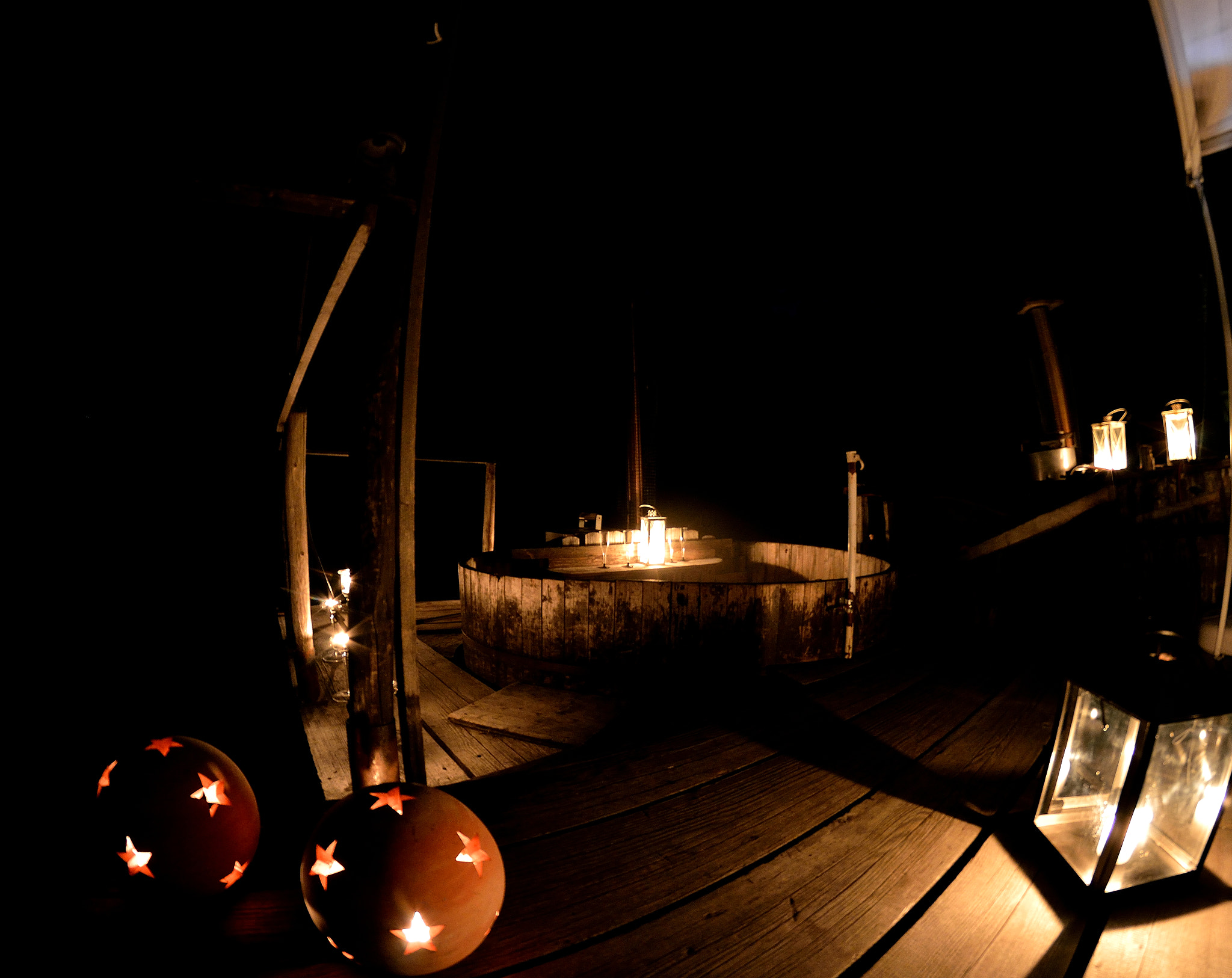 Nikon D3200 + Samyang 8mm F3.5 Aspherical IF MC Fisheye sample photo. Romantic hot tub photography