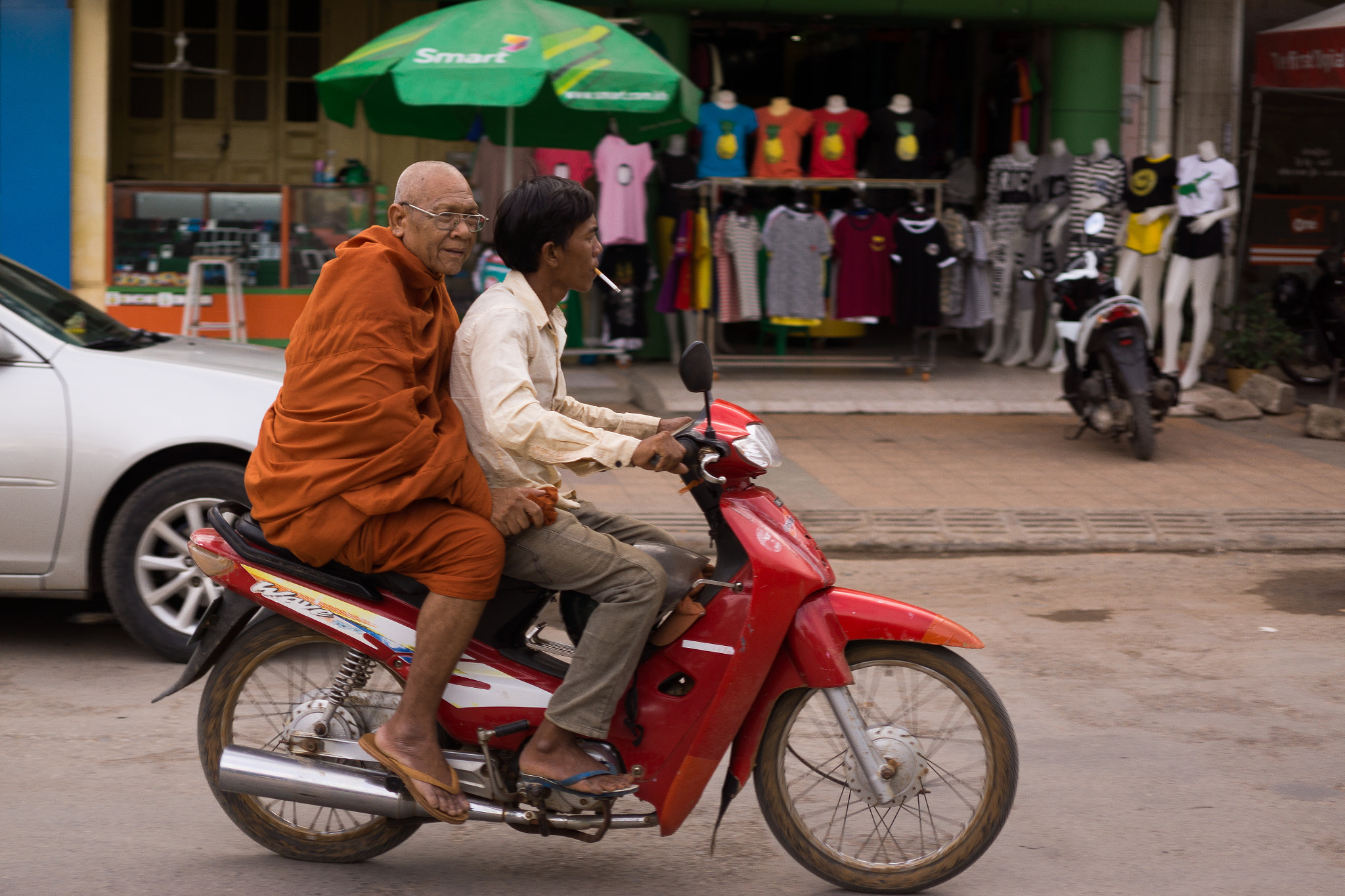 E 32mm F1.8 sample photo. Moto taxi photography