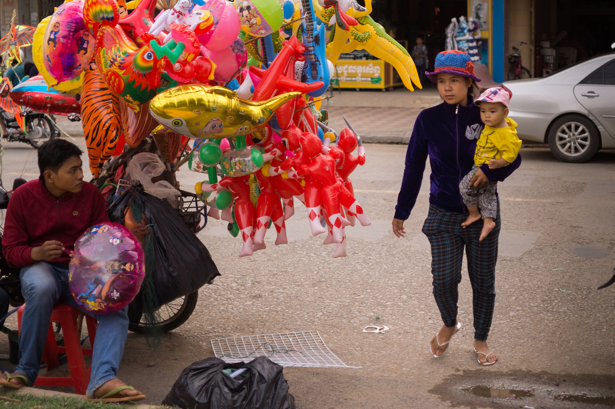 E 32mm F1.8 sample photo. Balloons photography