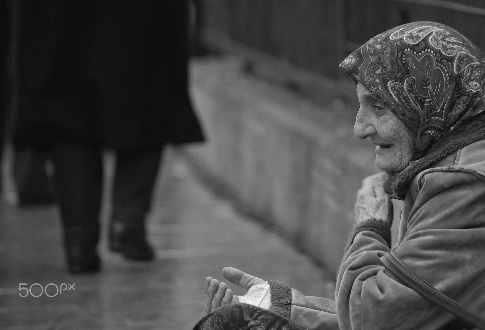 smc PENTAX-DA L 55-300mm F4-5.8 ED sample photo. Beggar woman photography