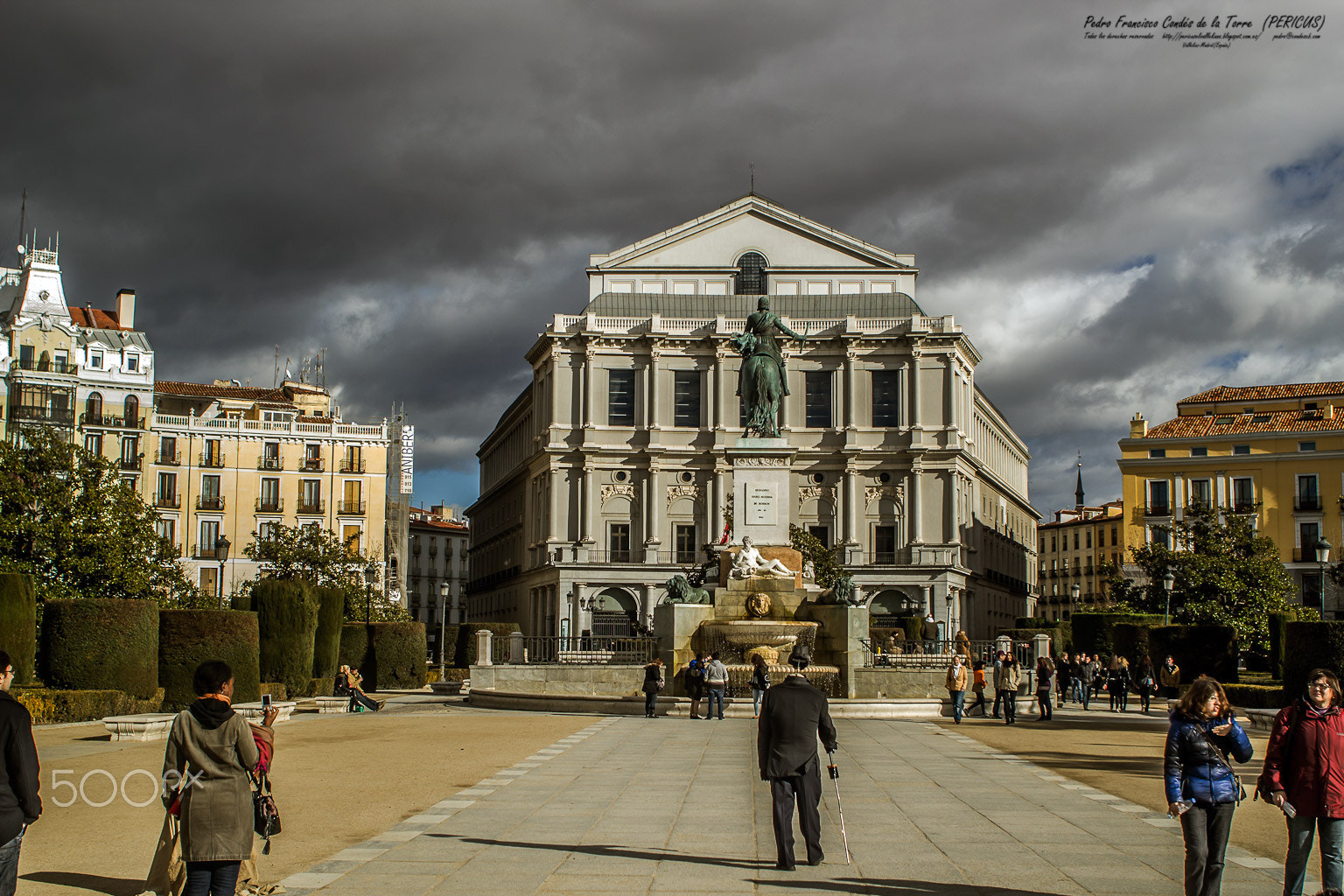 Canon EOS 550D (EOS Rebel T2i / EOS Kiss X4) + Canon EF 28mm F2.8 sample photo. Frente a la opera de madrid photography