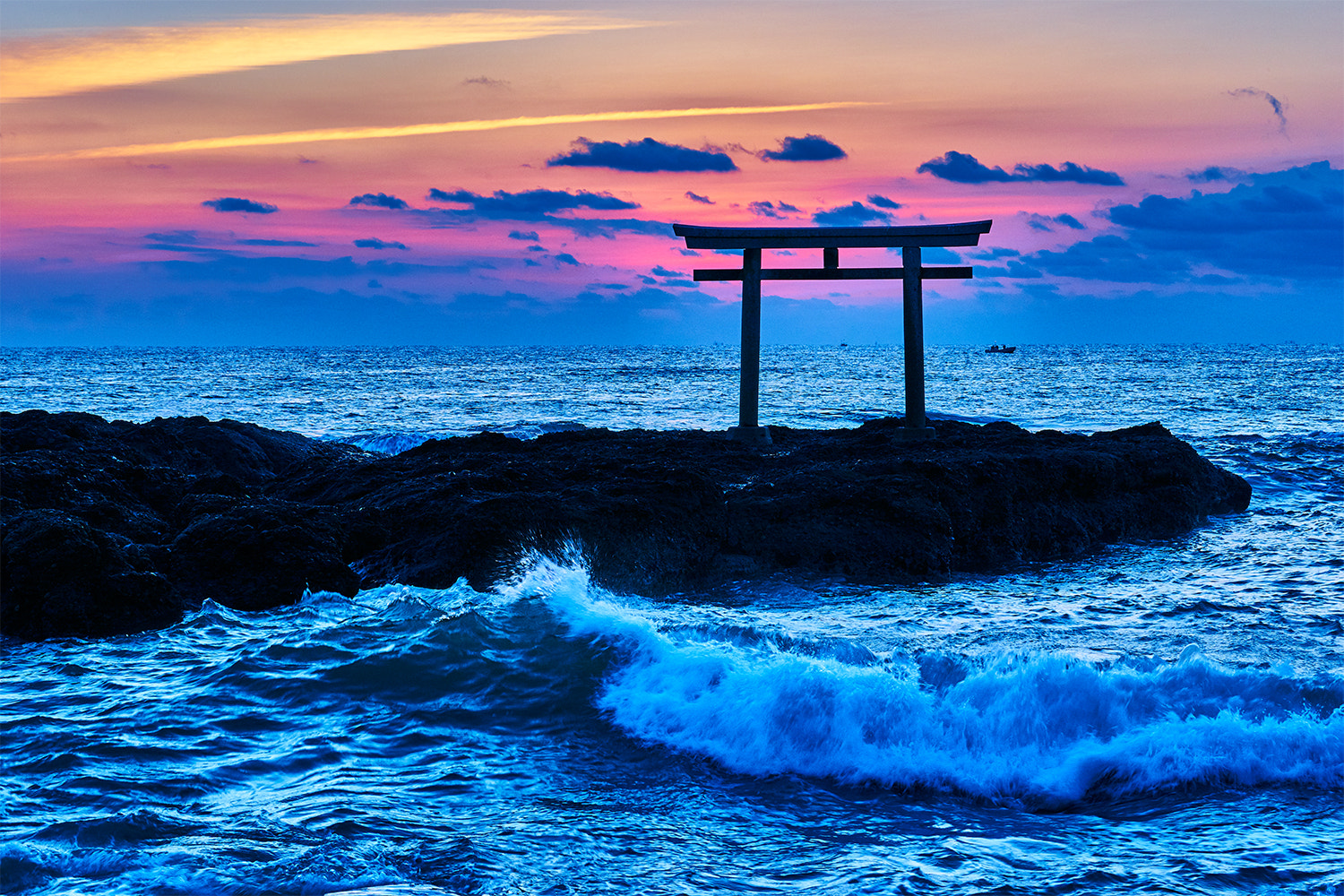 Sony a7 II + Sony 70-400mm F4-5.6 G SSM II sample photo. Glow at the shrine gateway in oarai town. photography