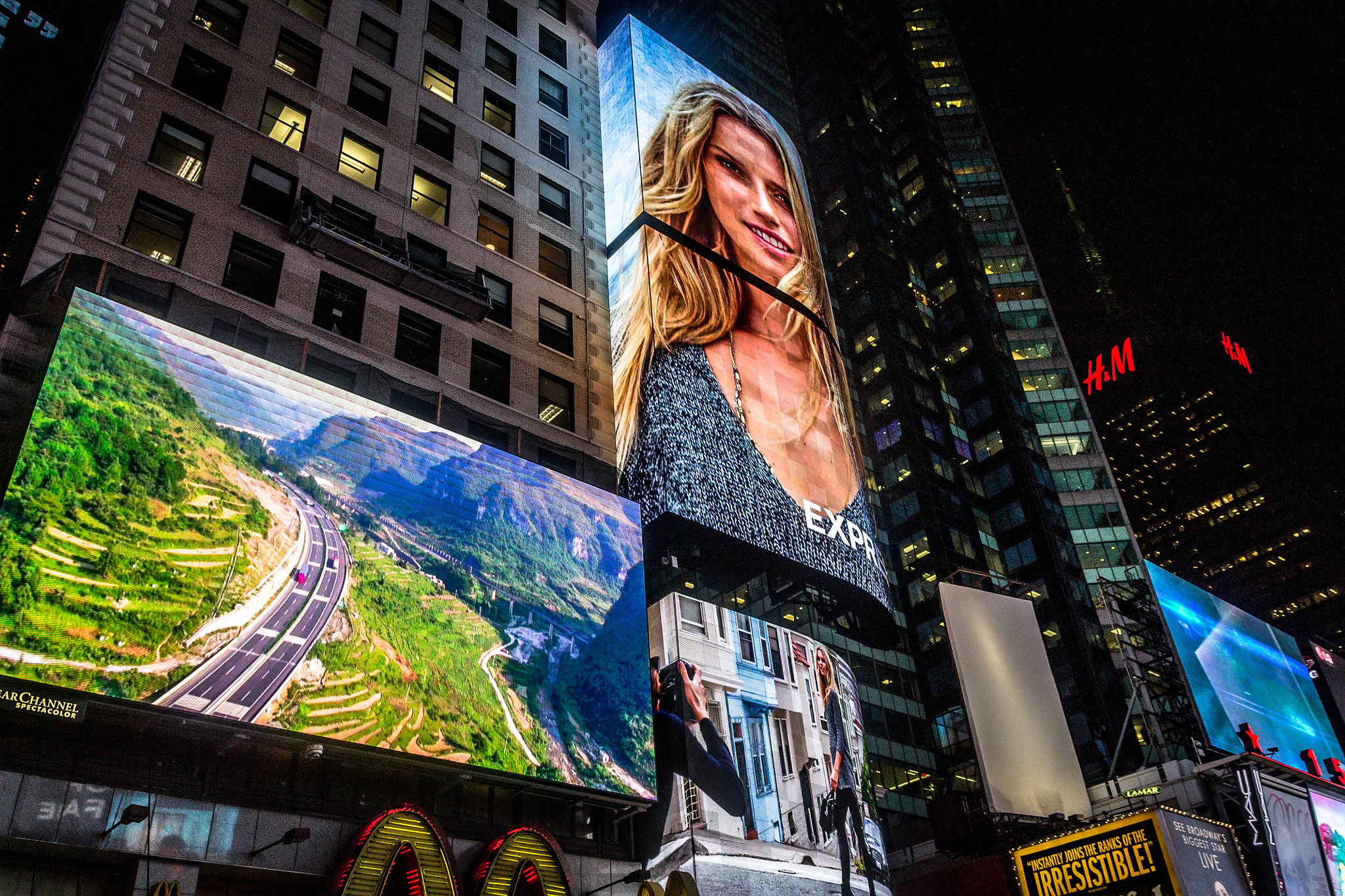 Sigma 17-70mm F2.8-4 DC Macro OS HSM sample photo. Advertising everywhere photography
