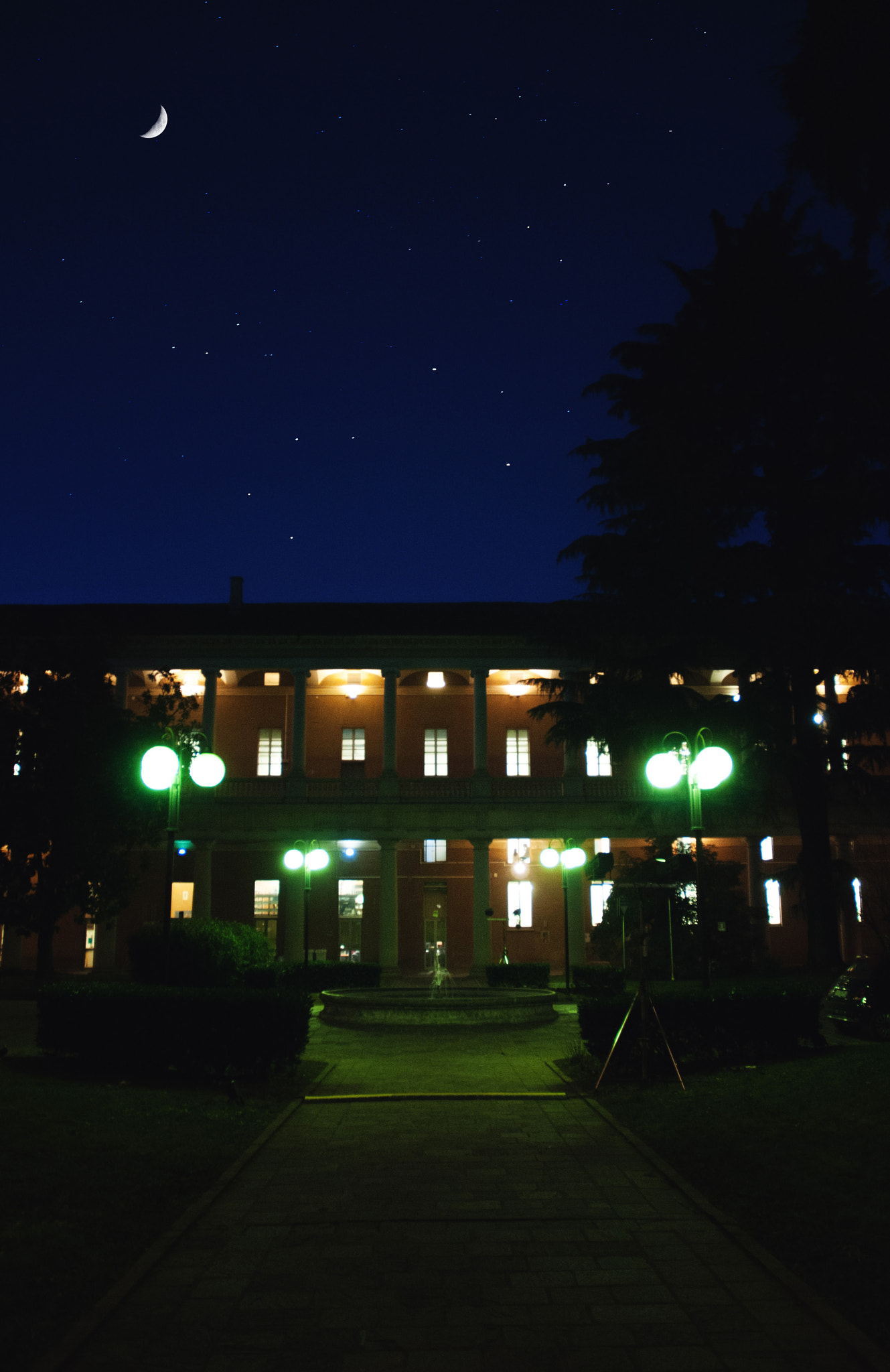 Nikon AF-S Nikkor 17-35mm F2.8D ED-IF sample photo. The school nightlife photography