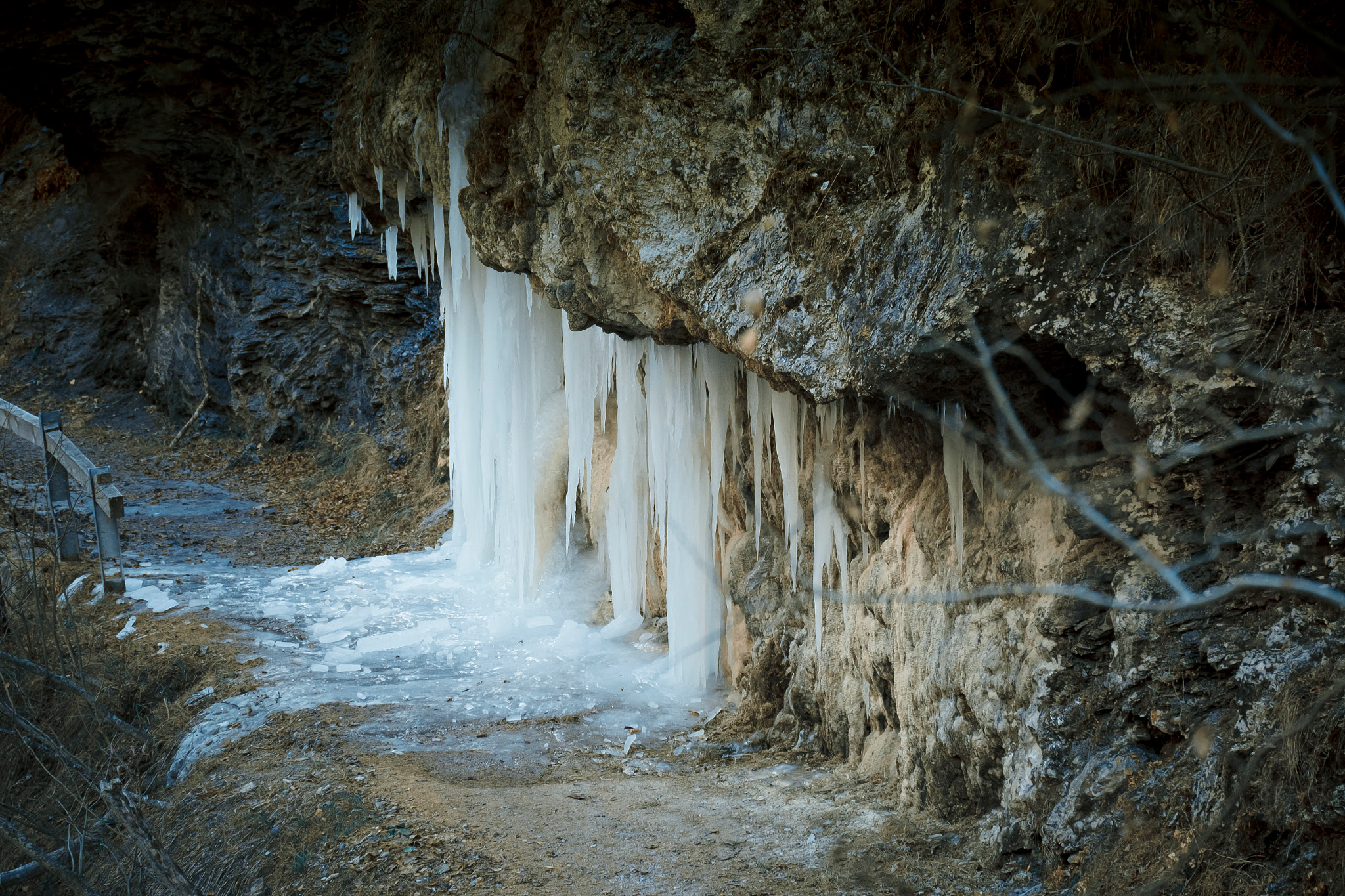 Fujifilm X-T10 + Fujifilm XC 50-230mm F4.5-6.7 OIS II sample photo. Ice stalactites photography