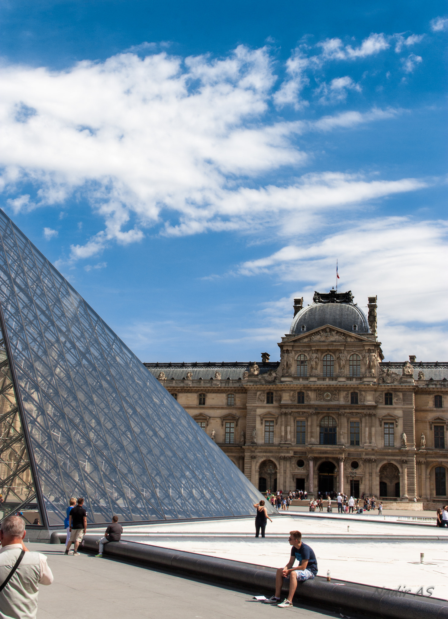 Canon EOS 450D (EOS Rebel XSi / EOS Kiss X2) sample photo. Le louvre photography