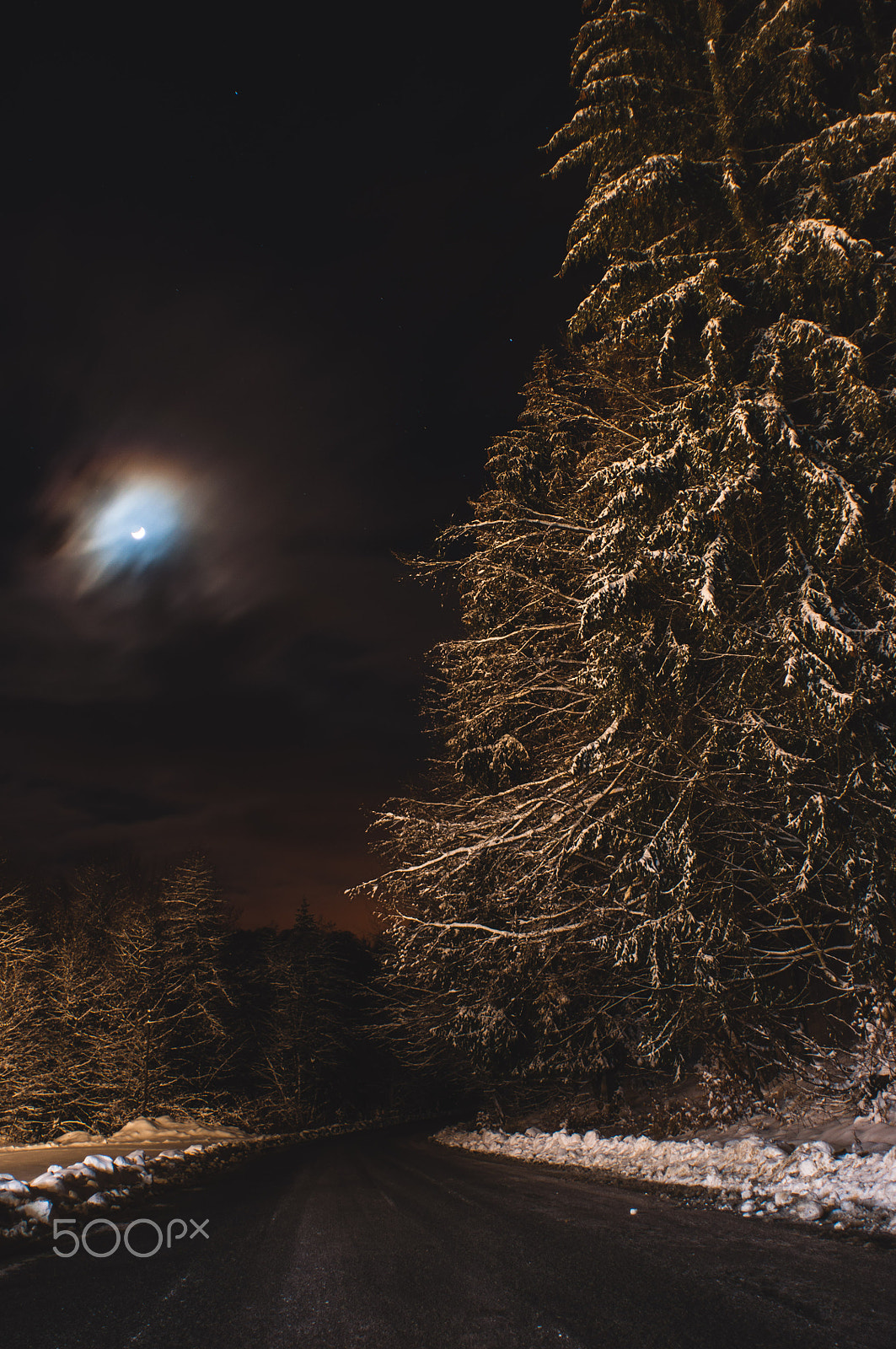 Nikon D90 + Nikon AF Nikkor 20mm F2.8D sample photo. Winter moon photography