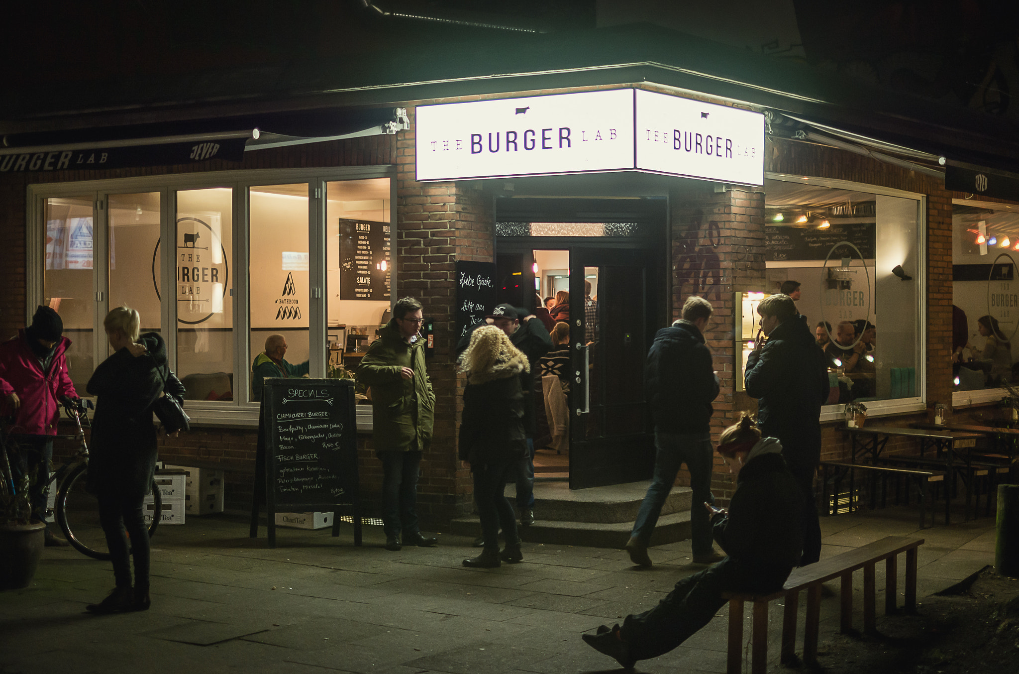 Fujifilm X-A1 + Fujifilm XF 35mm F1.4 R sample photo. The burger lab photography