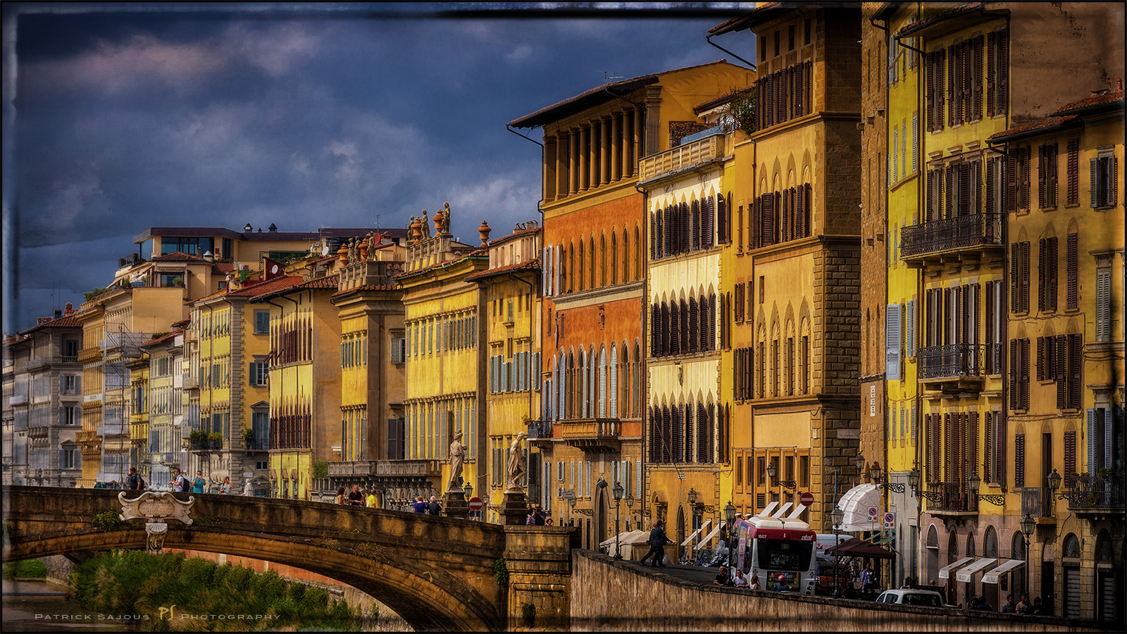 Canon EOS-1Ds Mark III sample photo. Façades sur les bords de l'arno à forence photography