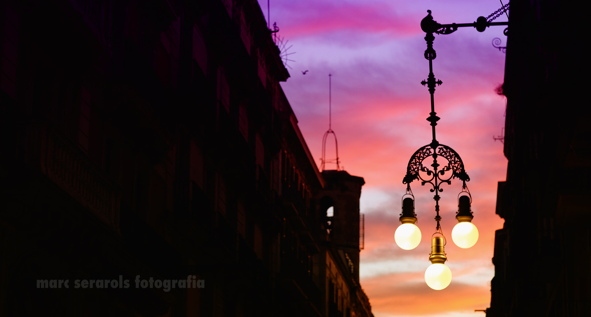 Fujifilm X-T10 + Fujifilm XF 56mm F1.2 R APD sample photo. Capvespre al carrer ferran photography