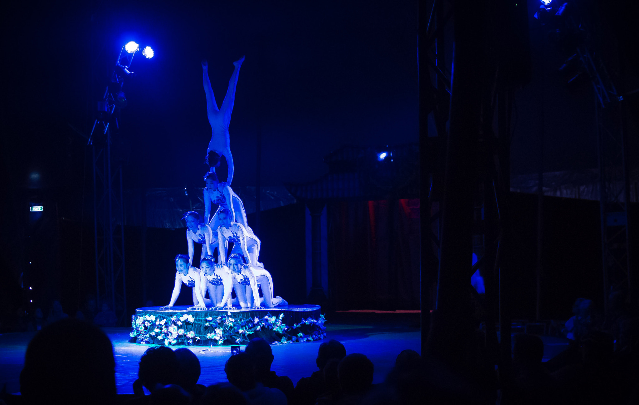 Nikon 1 J1 + Nikon 1 Nikkor 18.5mm F1.8 sample photo. Chinese circus photography