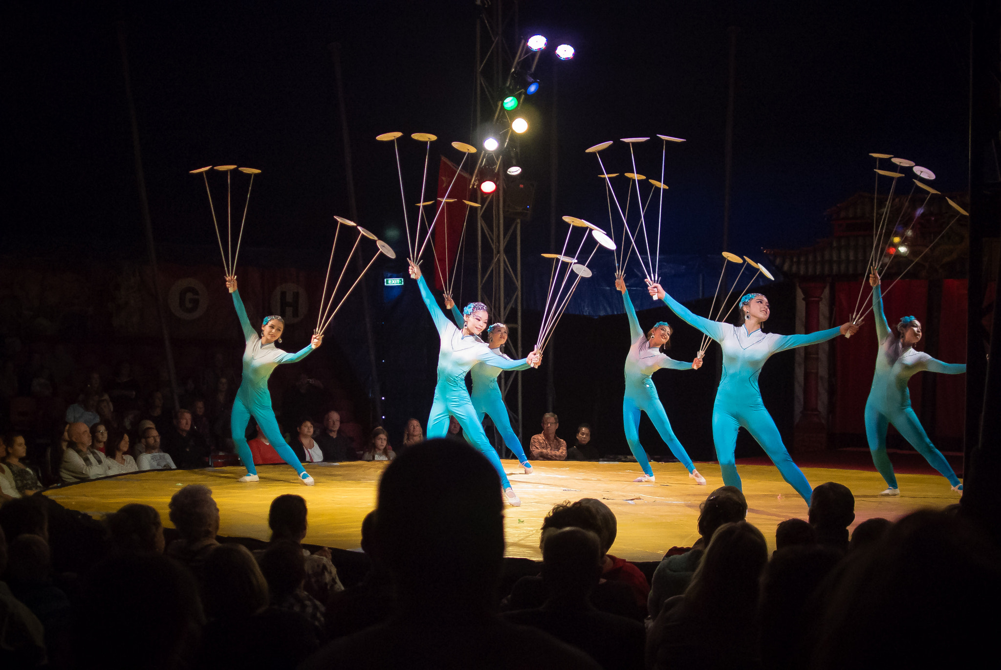 Nikon 1 J1 + Nikon 1 Nikkor 18.5mm F1.8 sample photo. Chinese circus photography