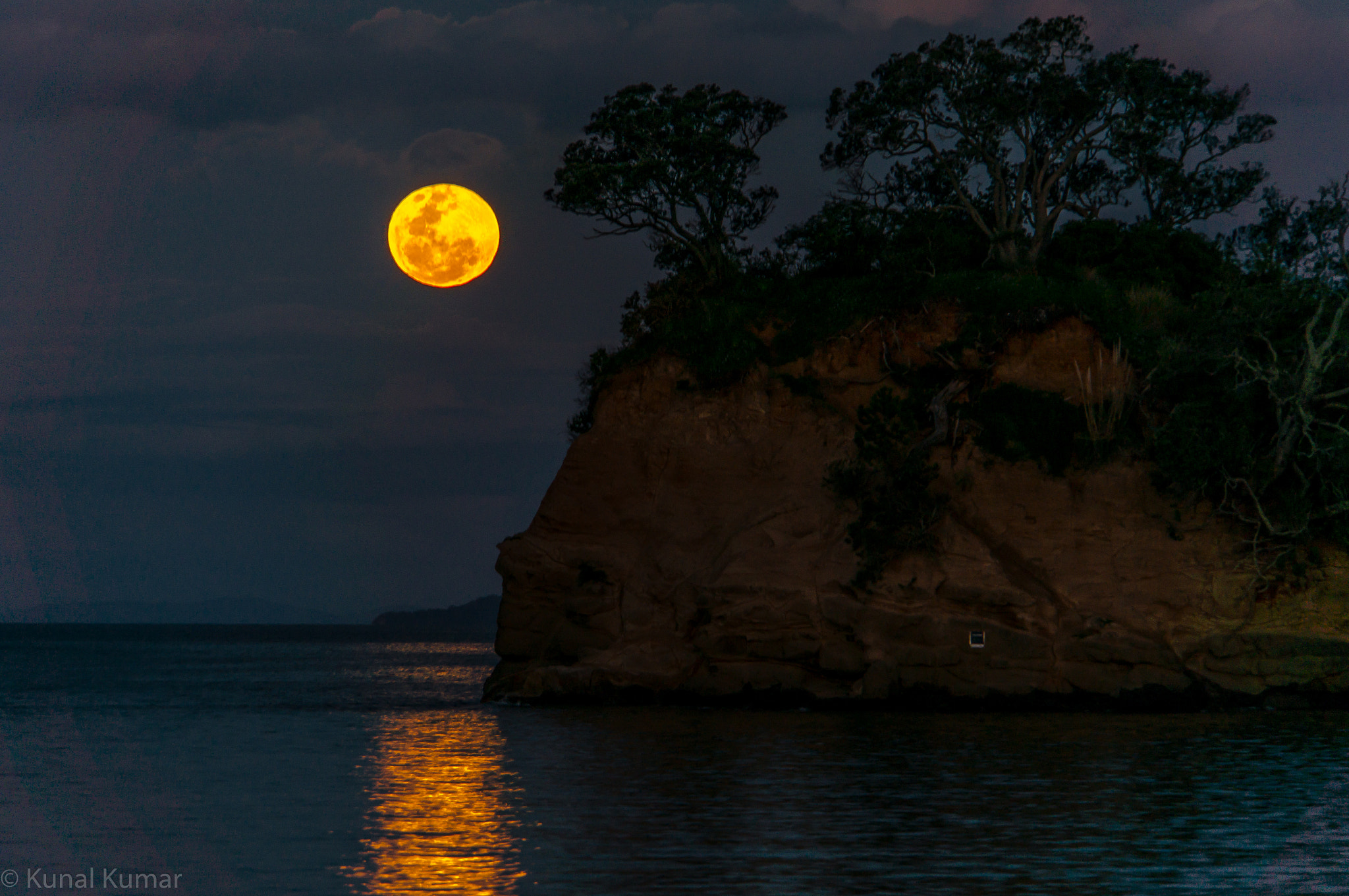 Sony Alpha NEX-5R + Sony E 18-200mm F3.5-6.3 OSS sample photo. Moonrise and the tor photography