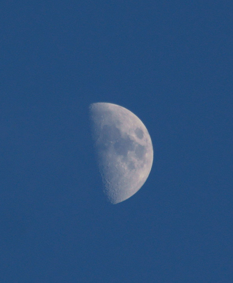 Sony Alpha DSLR-A350 + Sigma 18-200mm F3.5-6.3 DC sample photo. Der mond bei tag photography