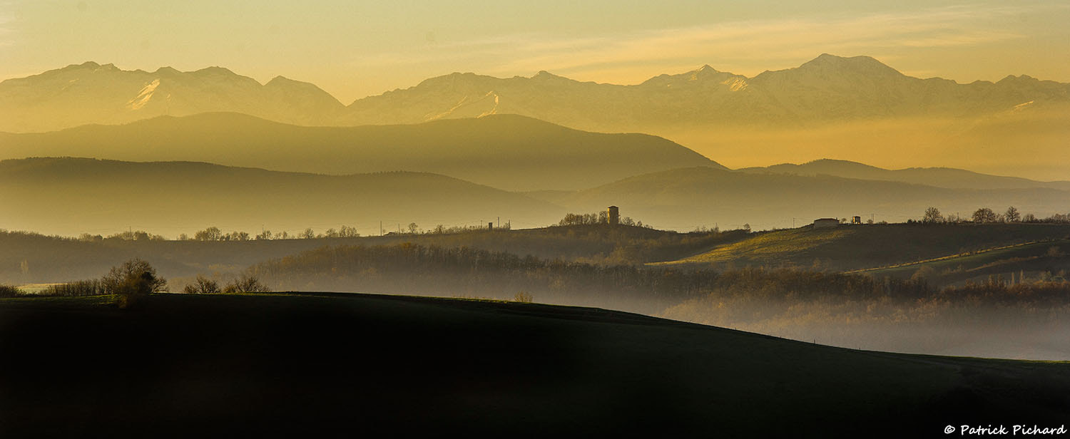 Nikon D810 + AF Nikkor 180mm f/2.8 IF-ED sample photo. Panoramique sur les pyrénées depuis le volvestre photography