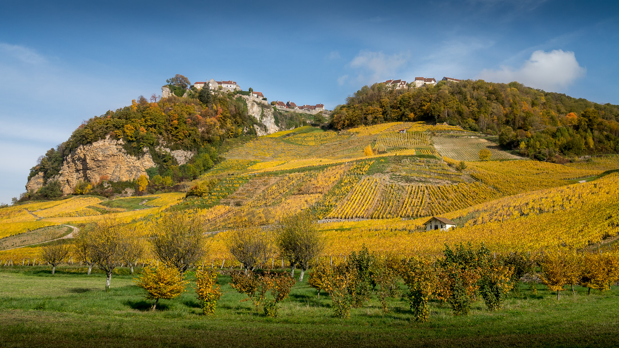 Panasonic Lumix DMC-GF6 + Panasonic Lumix G 20mm F1.7 ASPH sample photo. Château-chalon autumn colours photography