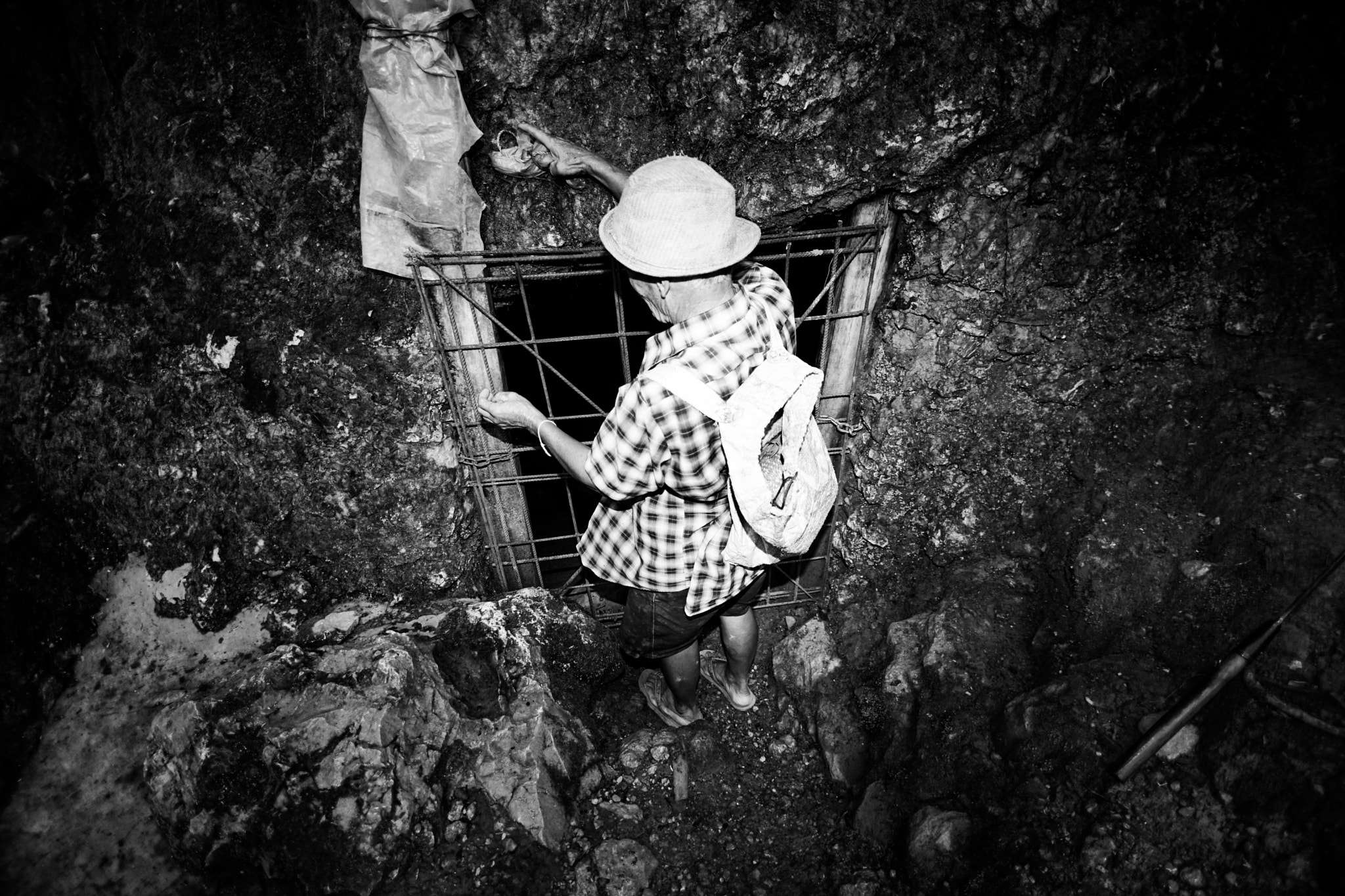 Sony a7 II + 20mm F2.8 sample photo. Vang vieng cave photography