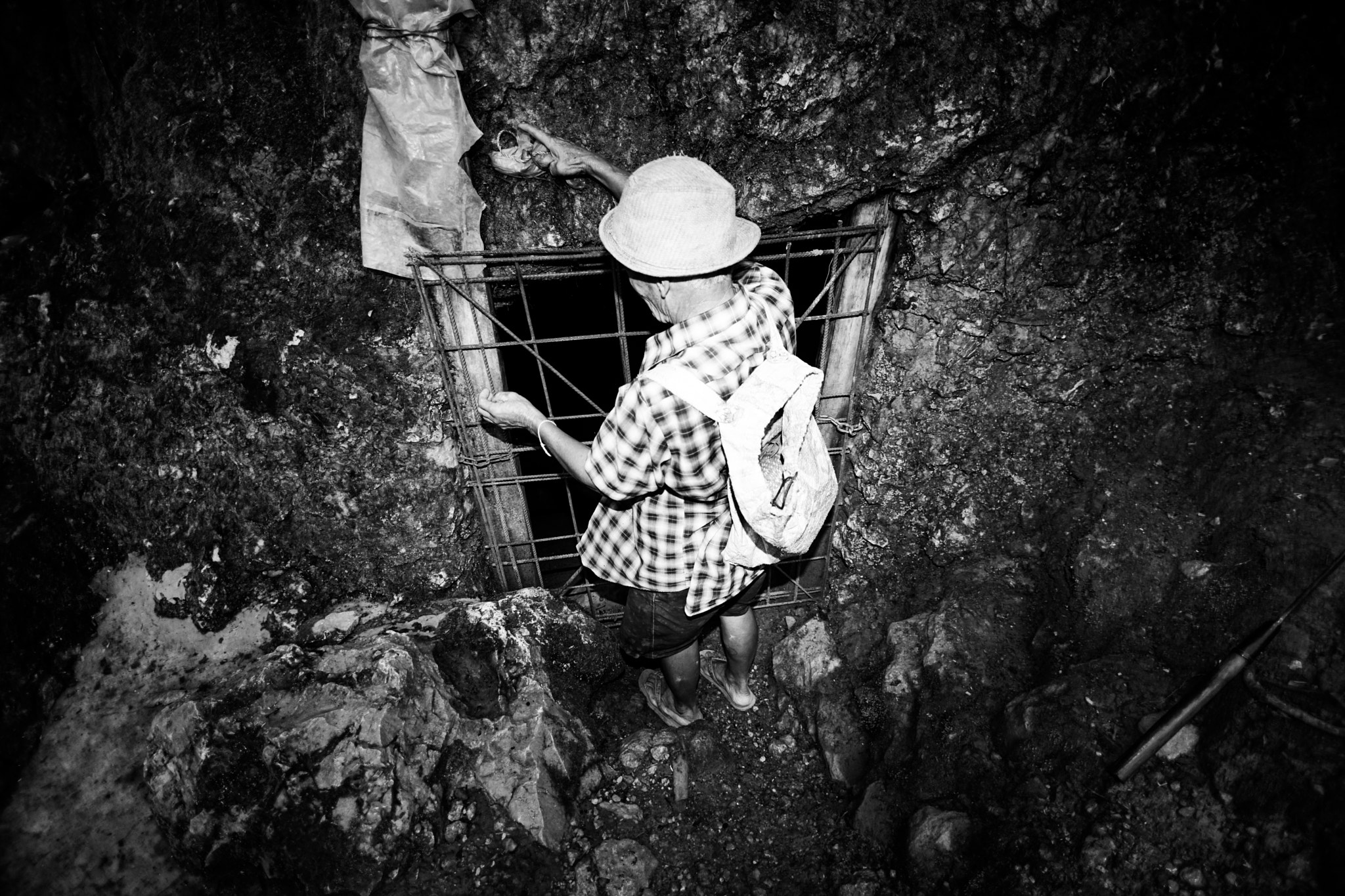 Sony a7 II + 20mm F2.8 sample photo. Vang vieng cave photography