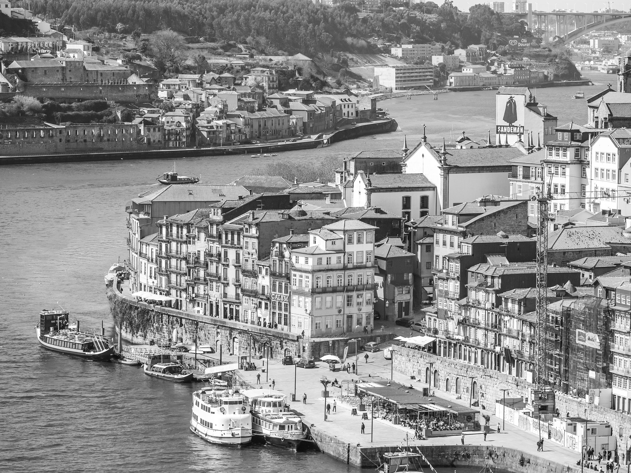 Panasonic Lumix DMC-G5 + Olympus M.Zuiko Digital ED 75mm F1.8 sample photo. Porto in black and white photography