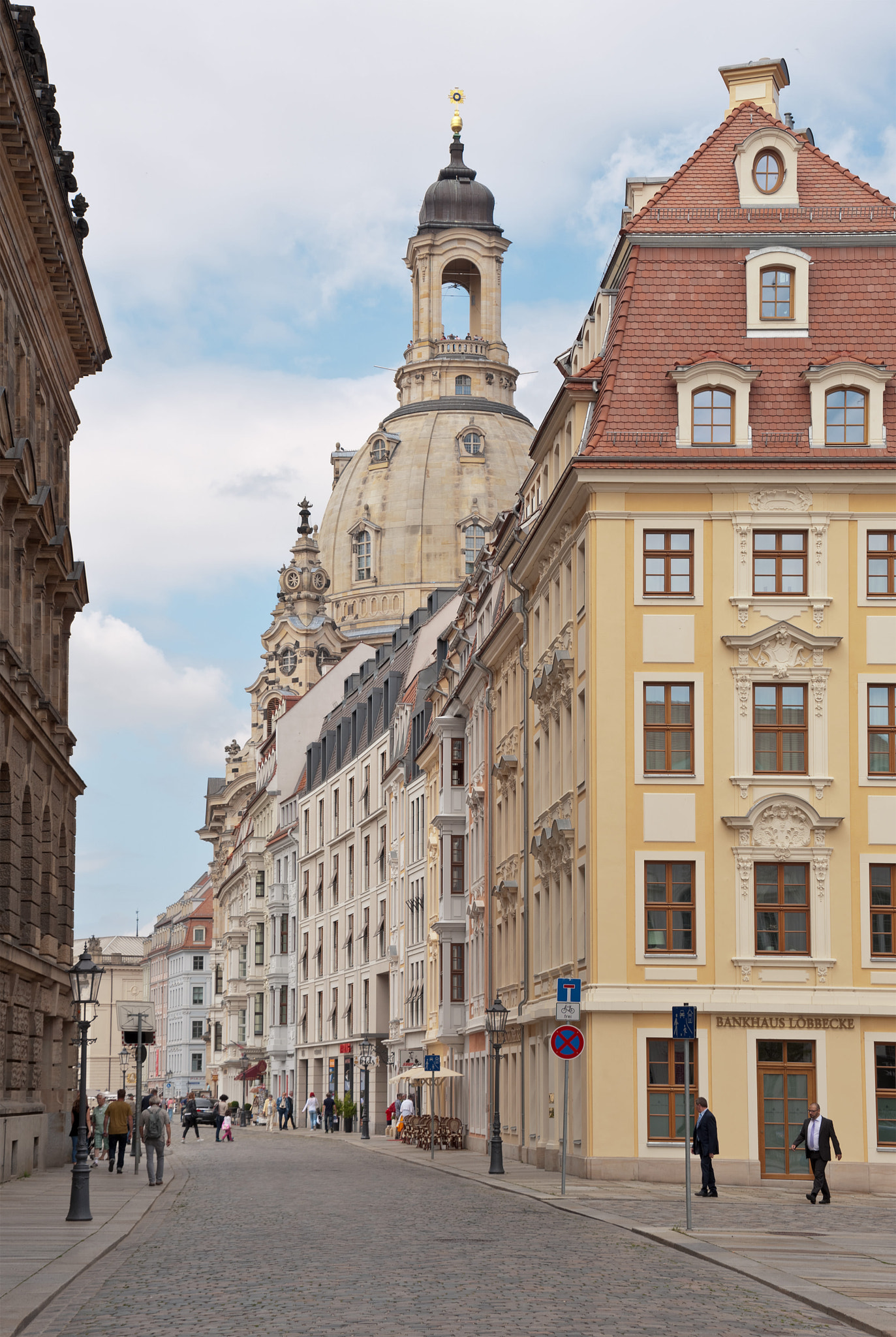 Nikon D700 + AF Zoom-Nikkor 28-200mm f/3.5-5.6G IF-ED sample photo. Dresden, rampische straße photography