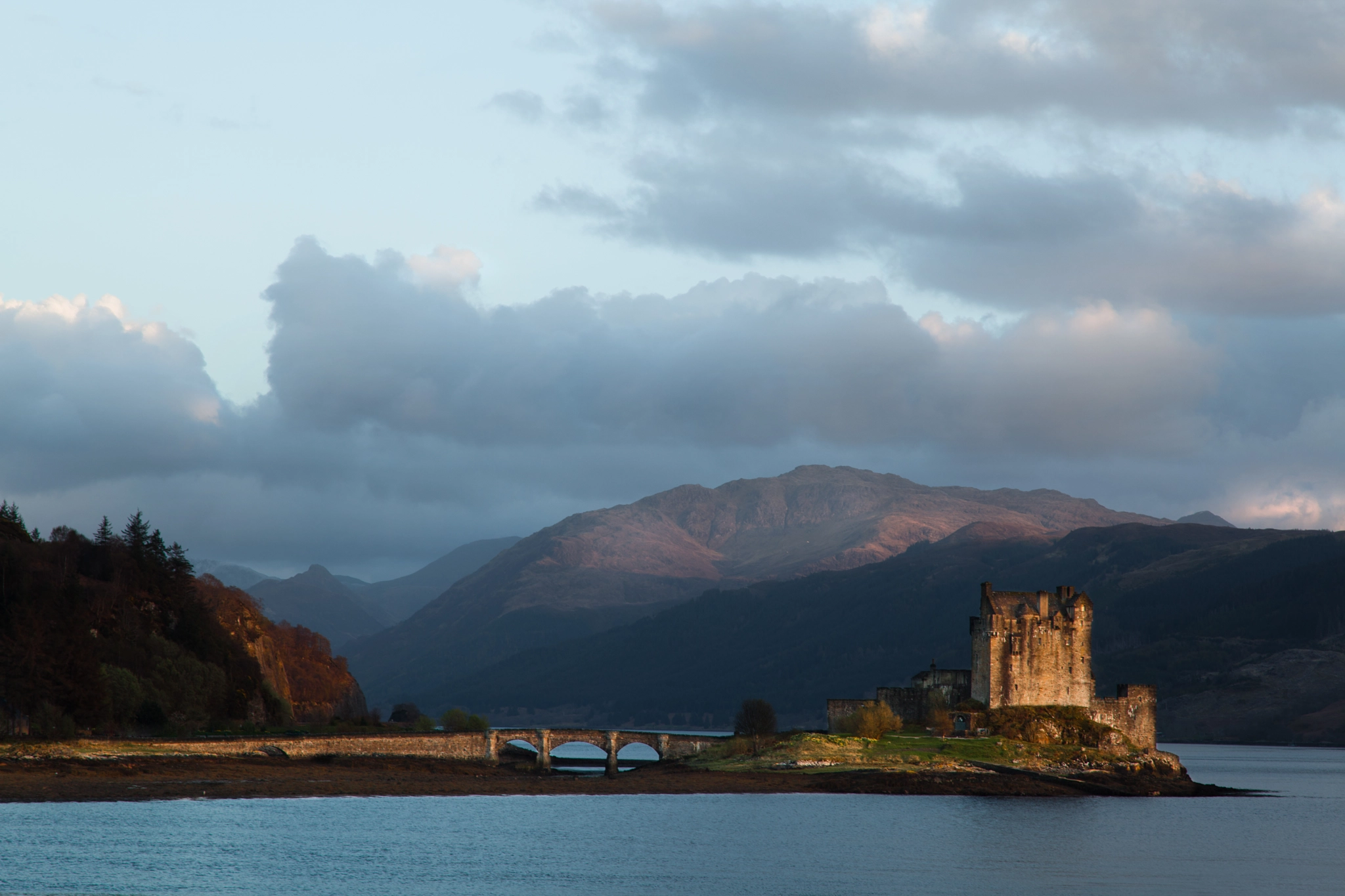 Canon EOS 5D Mark II + Tamron SP AF 90mm F2.8 Di Macro sample photo. Eilean donan photography