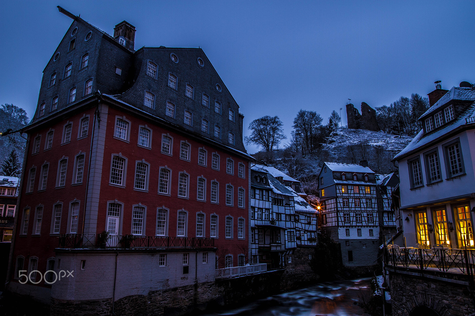 Sigma 15-30mm f/3.5-4.5 EX DG Aspherical sample photo. Monschau (germany) covered in a thin layer of snow photography