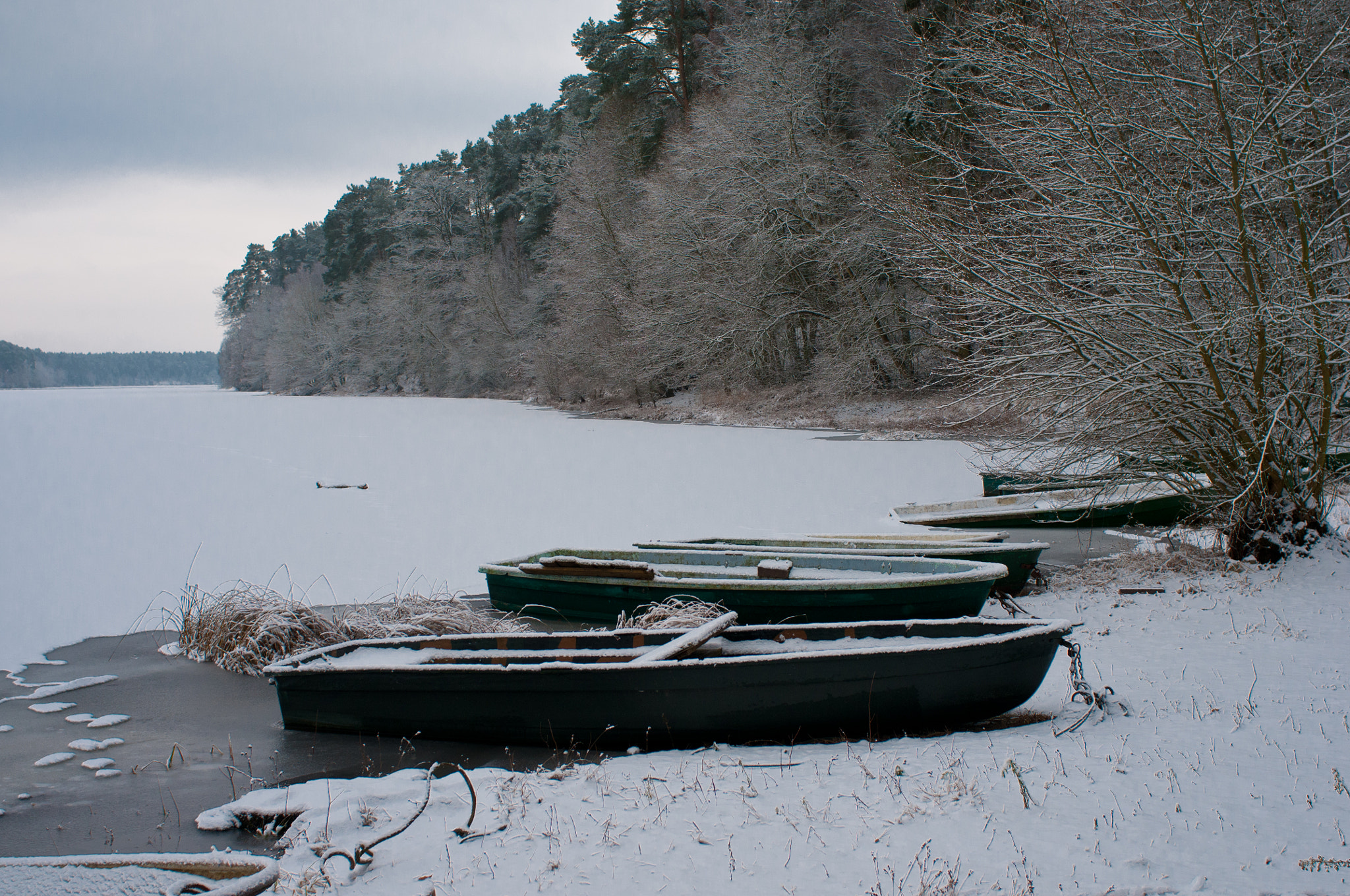 Nikon D300 + Nikon AF Nikkor 28mm F2.8D sample photo. Winter lake photography