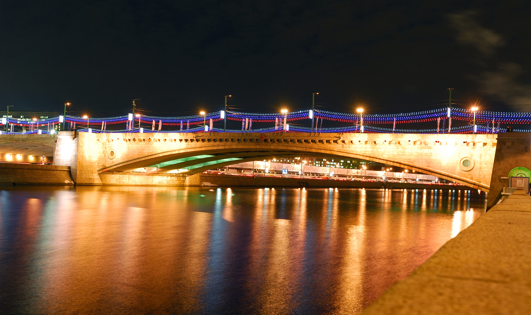 Nikon D200 + Sigma 18-50mm F2.8 EX DC Macro sample photo. Festive lights of evening moscow photography