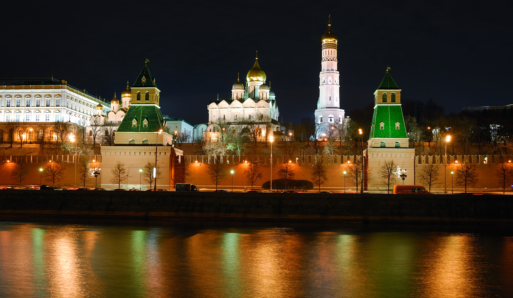 Nikon D200 + Sigma 18-50mm F2.8 EX DC Macro sample photo. View of the moscow kremlin from the moskva river at night photography
