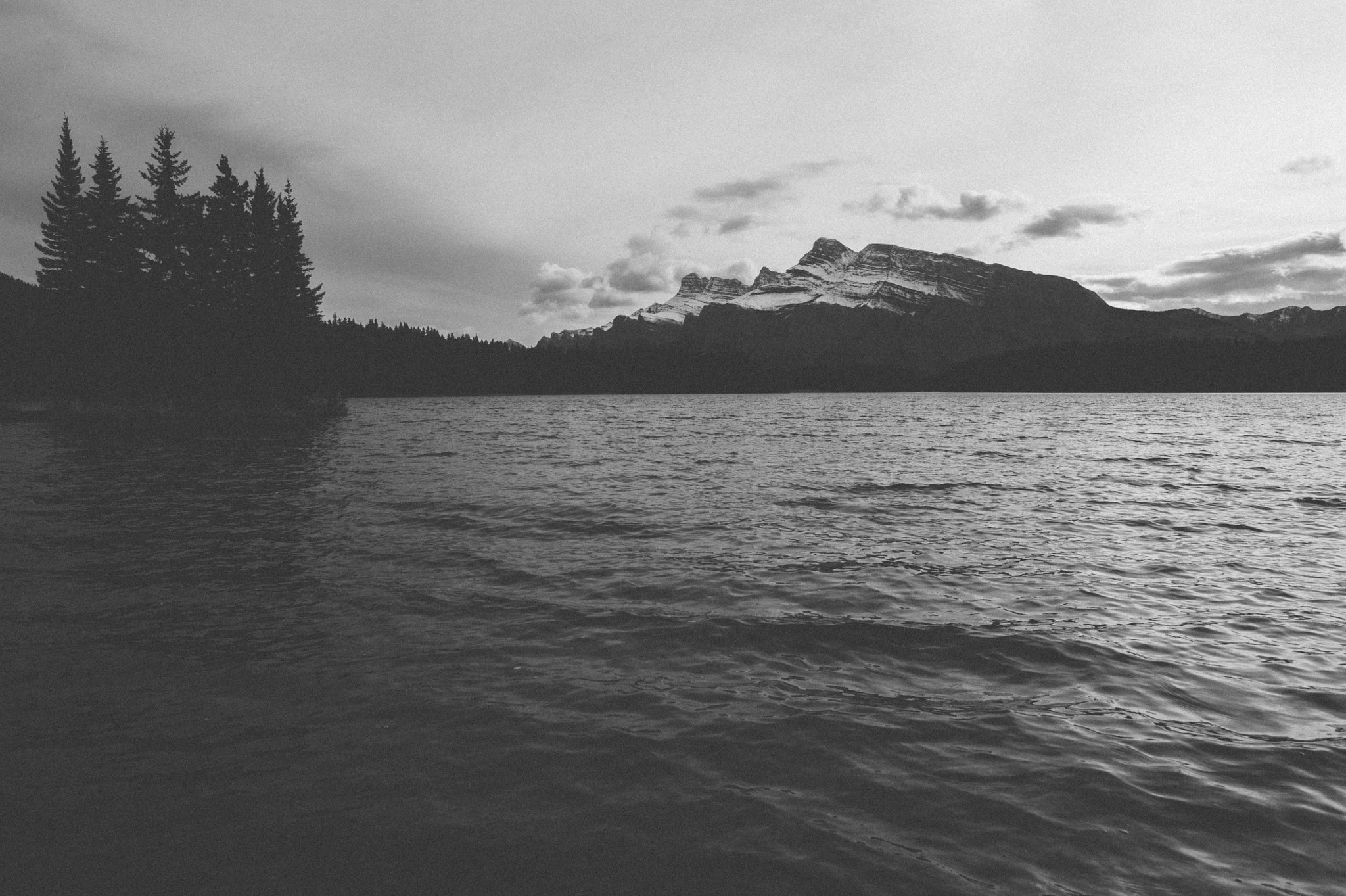 Nikon D700 + Nikon AF-S Nikkor 24mm F1.4G ED sample photo. Mount rundle from two jack lake photography