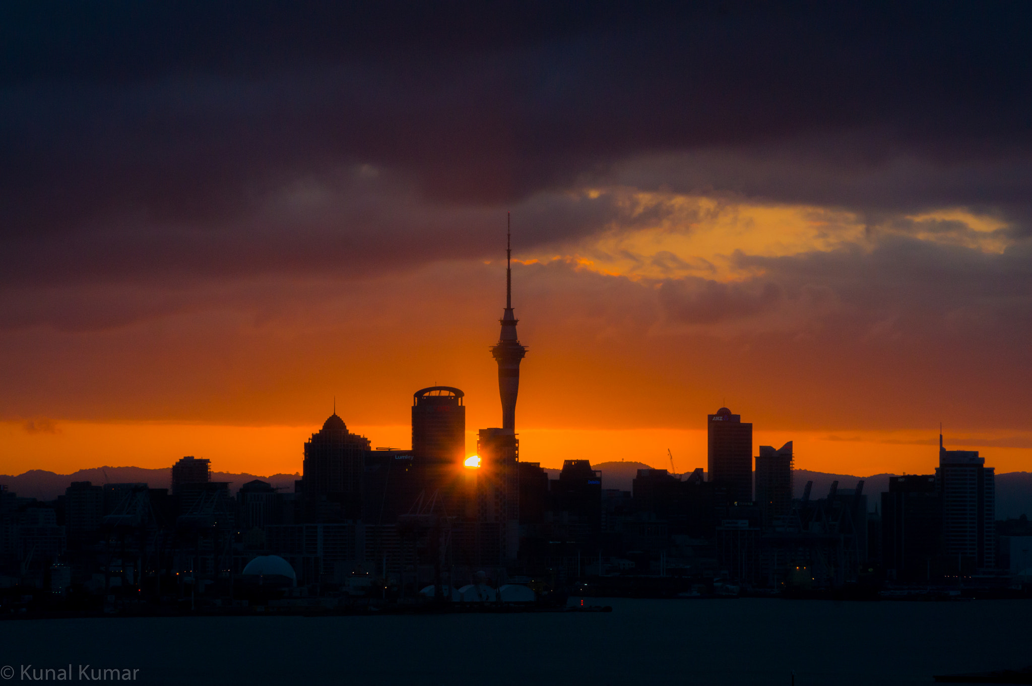 Sony Alpha NEX-5R + Sony E PZ 18-105mm F4 G OSS sample photo. Auckland city silhouette photography