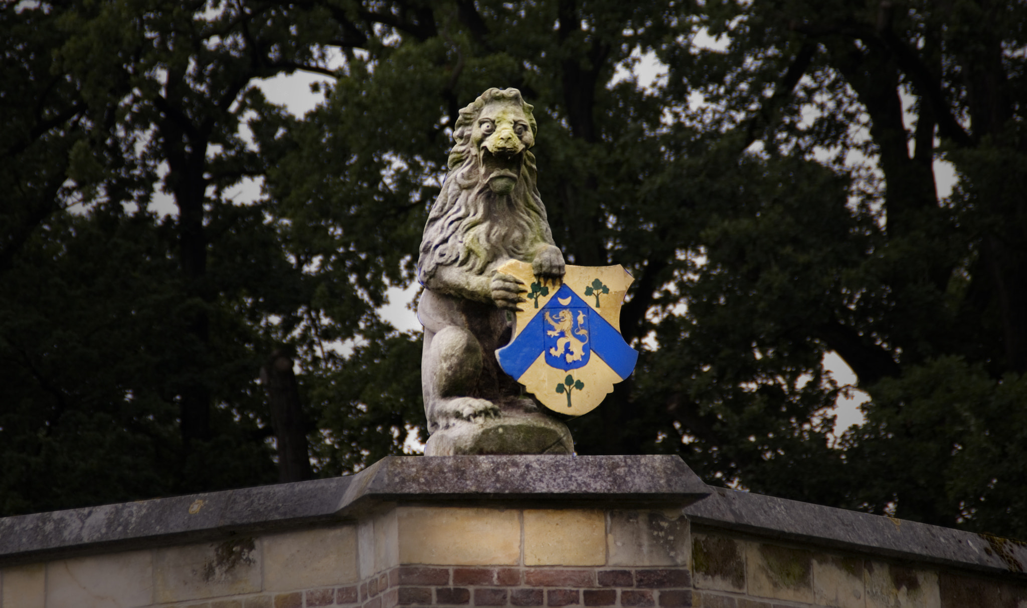 Sony Alpha DSLR-A390 sample photo. Lion statue photography