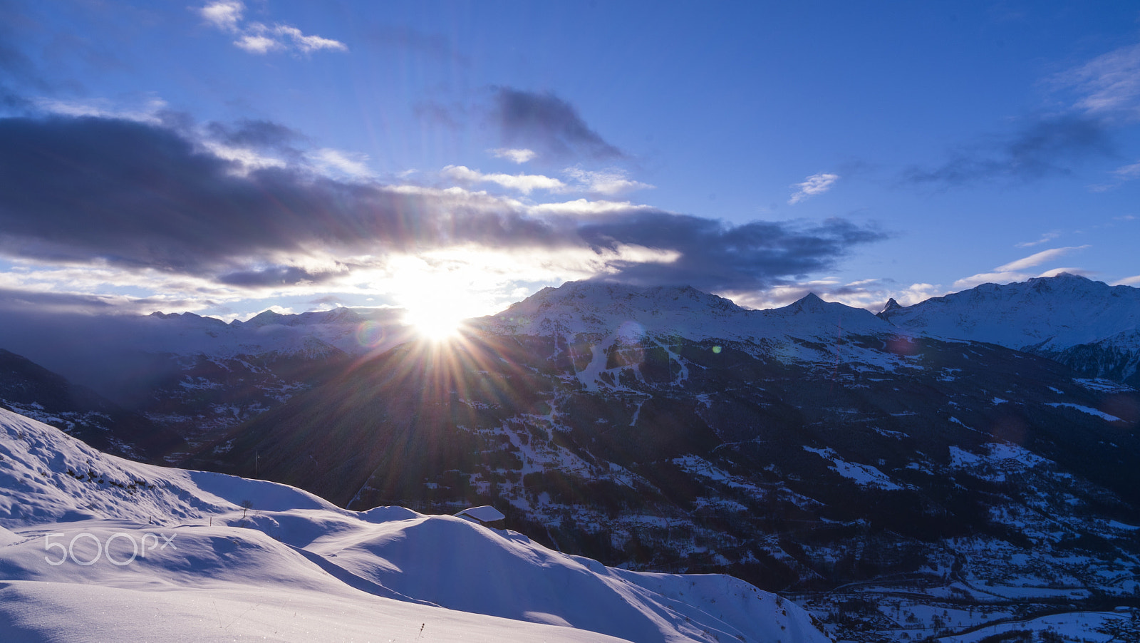 Sony a7R II + Sony Vario-Tessar T* E 16-70mm F4 ZA OSS sample photo. Winter touring photography