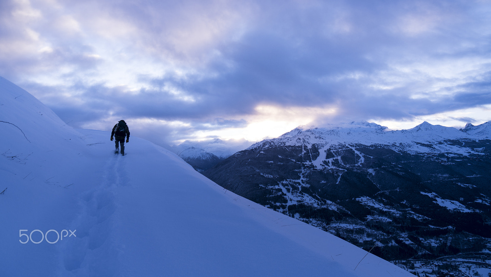 Sony a7R II + Sony Vario-Tessar T* E 16-70mm F4 ZA OSS sample photo. Winter touring photography