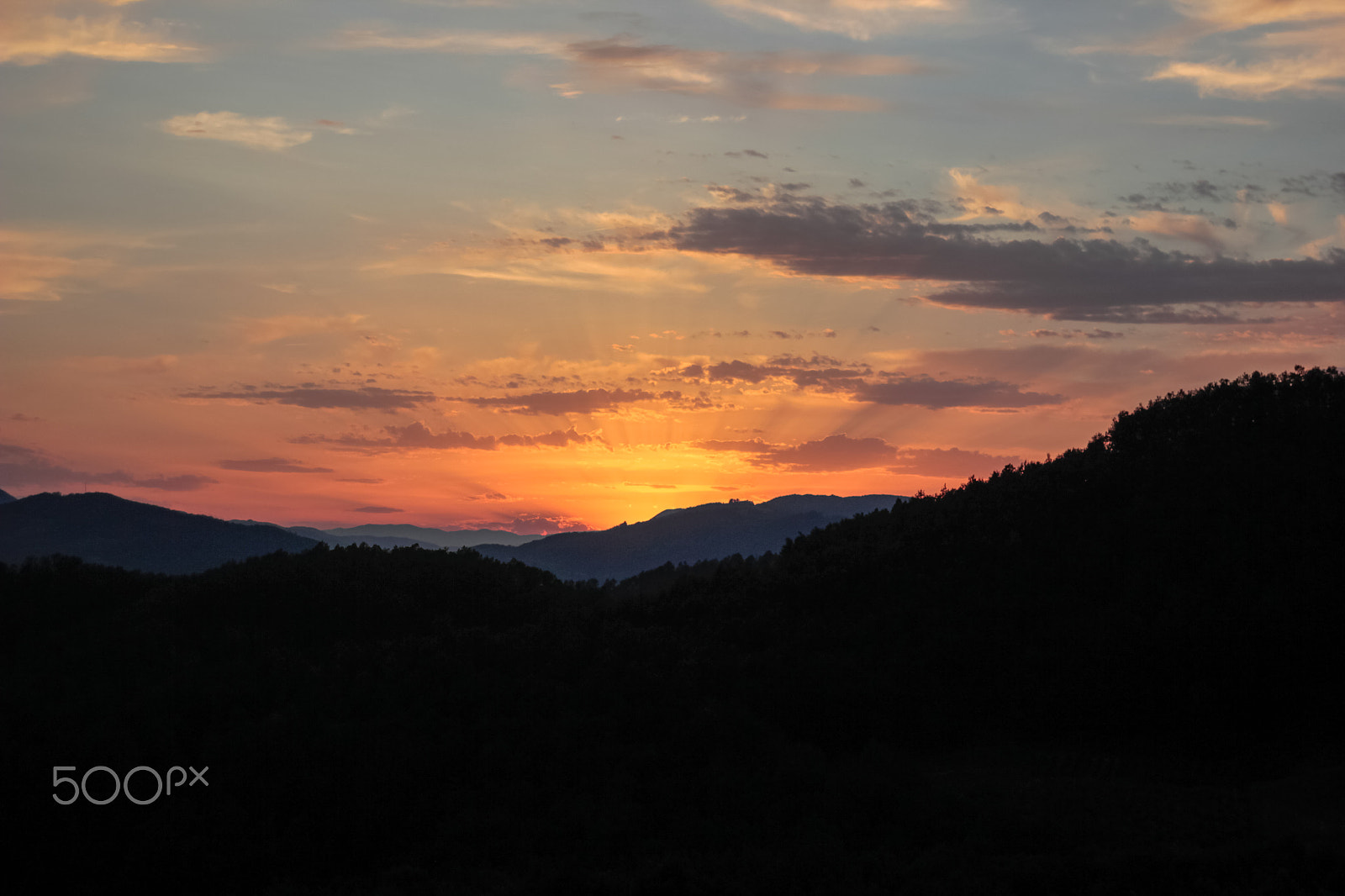 Canon EOS 550D (EOS Rebel T2i / EOS Kiss X4) + Canon EF 50mm F1.8 II sample photo. Sundown over the mountains photography