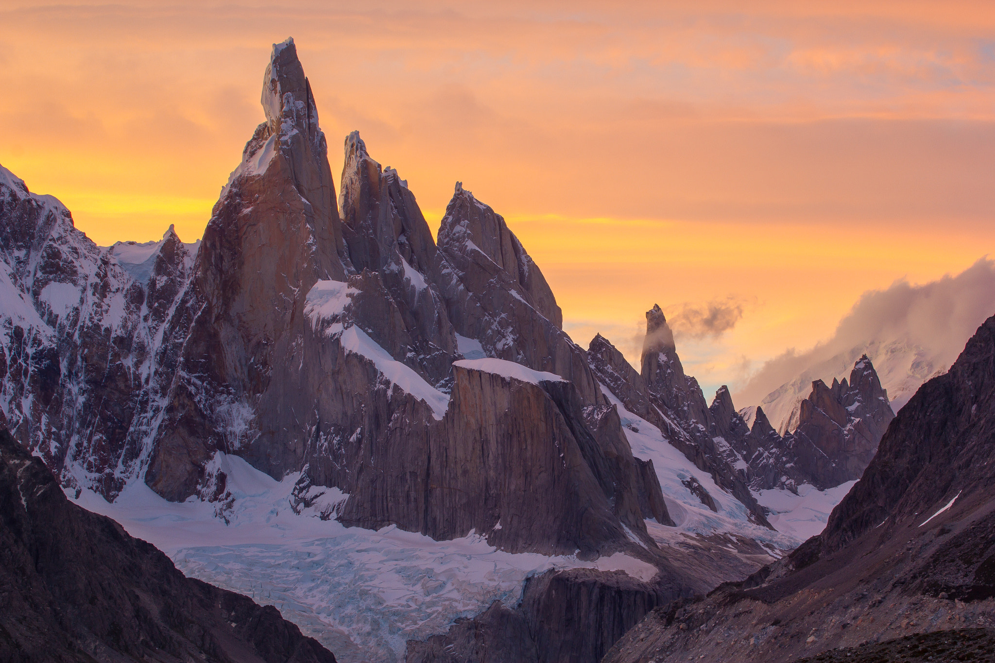 Canon EOS 60D + Canon EF 70-300mm F4.5-5.6 DO IS USM sample photo. Cerro torre sunset photography