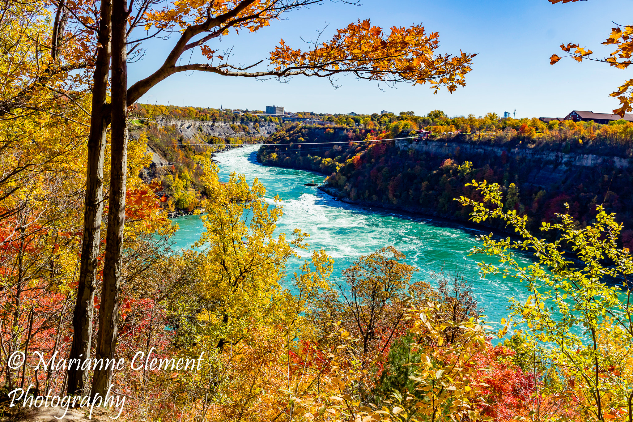 Canon EOS 1200D (EOS Rebel T5 / EOS Kiss X70 / EOS Hi) sample photo. Niagara river in the autumn photography