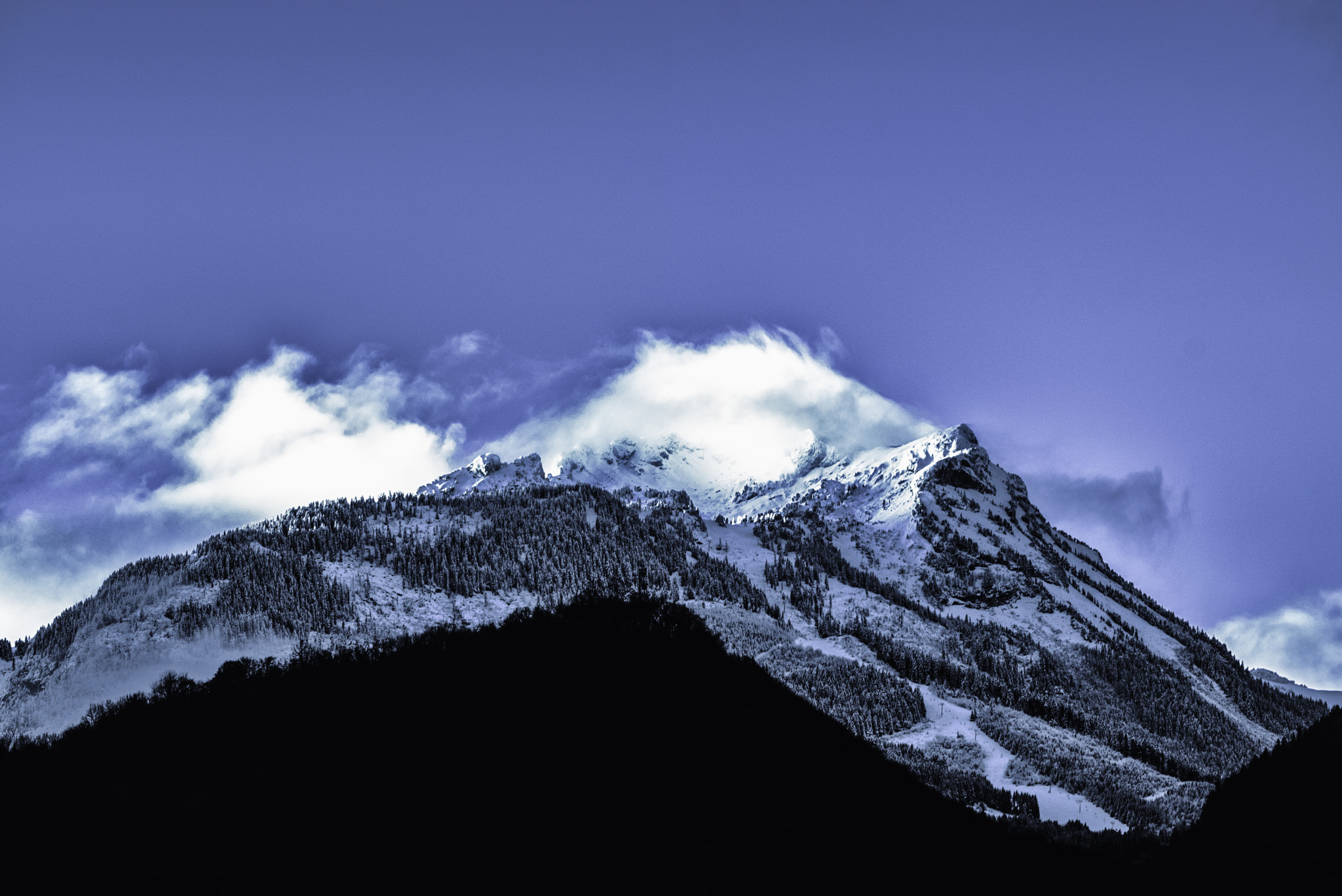 ZEISS Apo Sonnar T* 135mm F2 sample photo. Leaving val d'isère photography