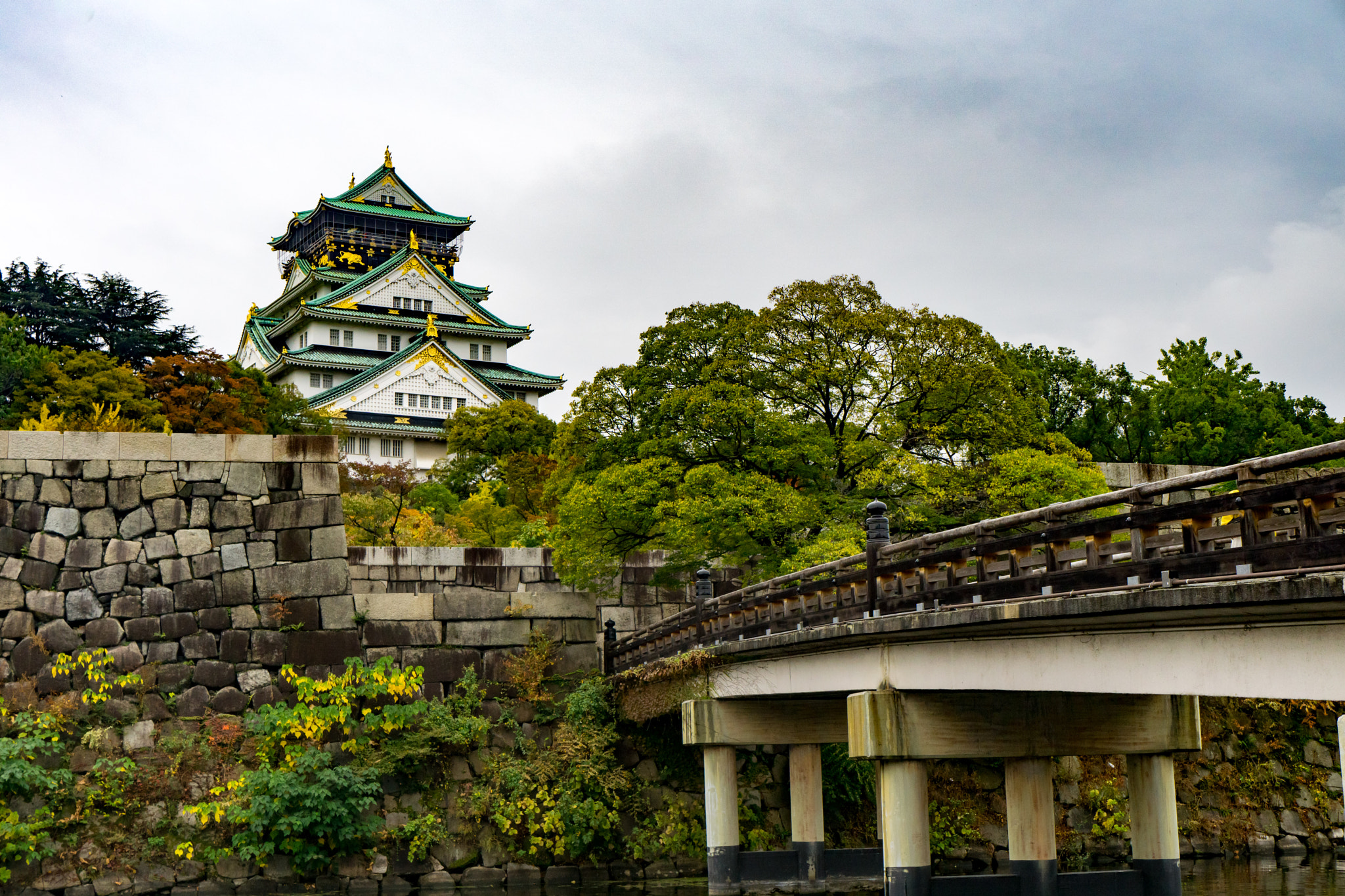 Sony a5100 + Sony E 18-55mm F3.5-5.6 OSS sample photo. Osaka castle photography