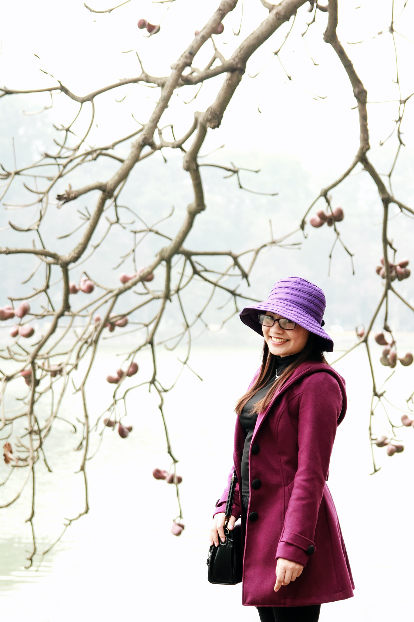 Canon EOS 550D (EOS Rebel T2i / EOS Kiss X4) sample photo. Girl smiling at hoan kiem lake photography