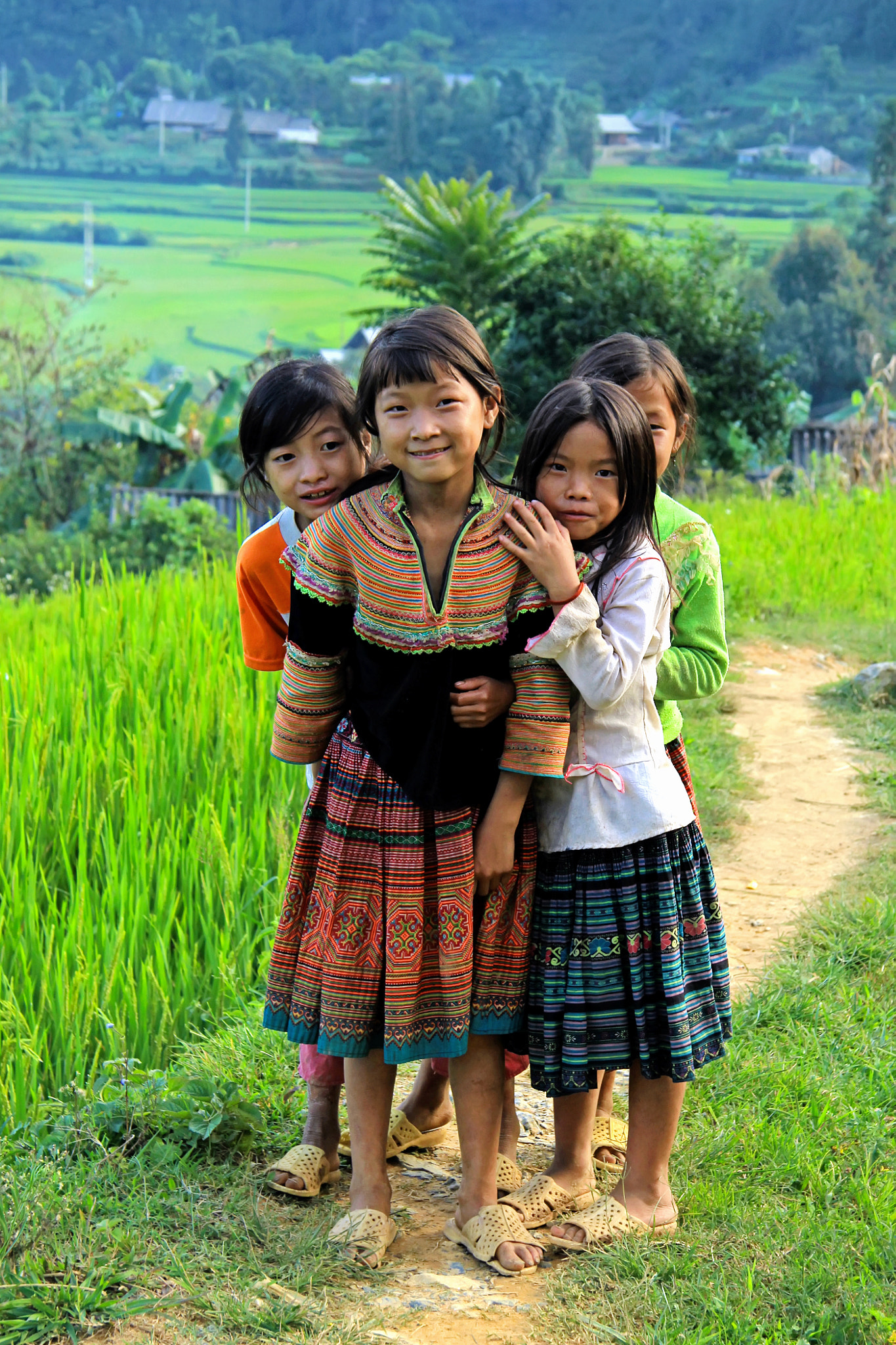 Canon EOS 550D (EOS Rebel T2i / EOS Kiss X4) sample photo. H'mong girls smiling in bac ha photography
