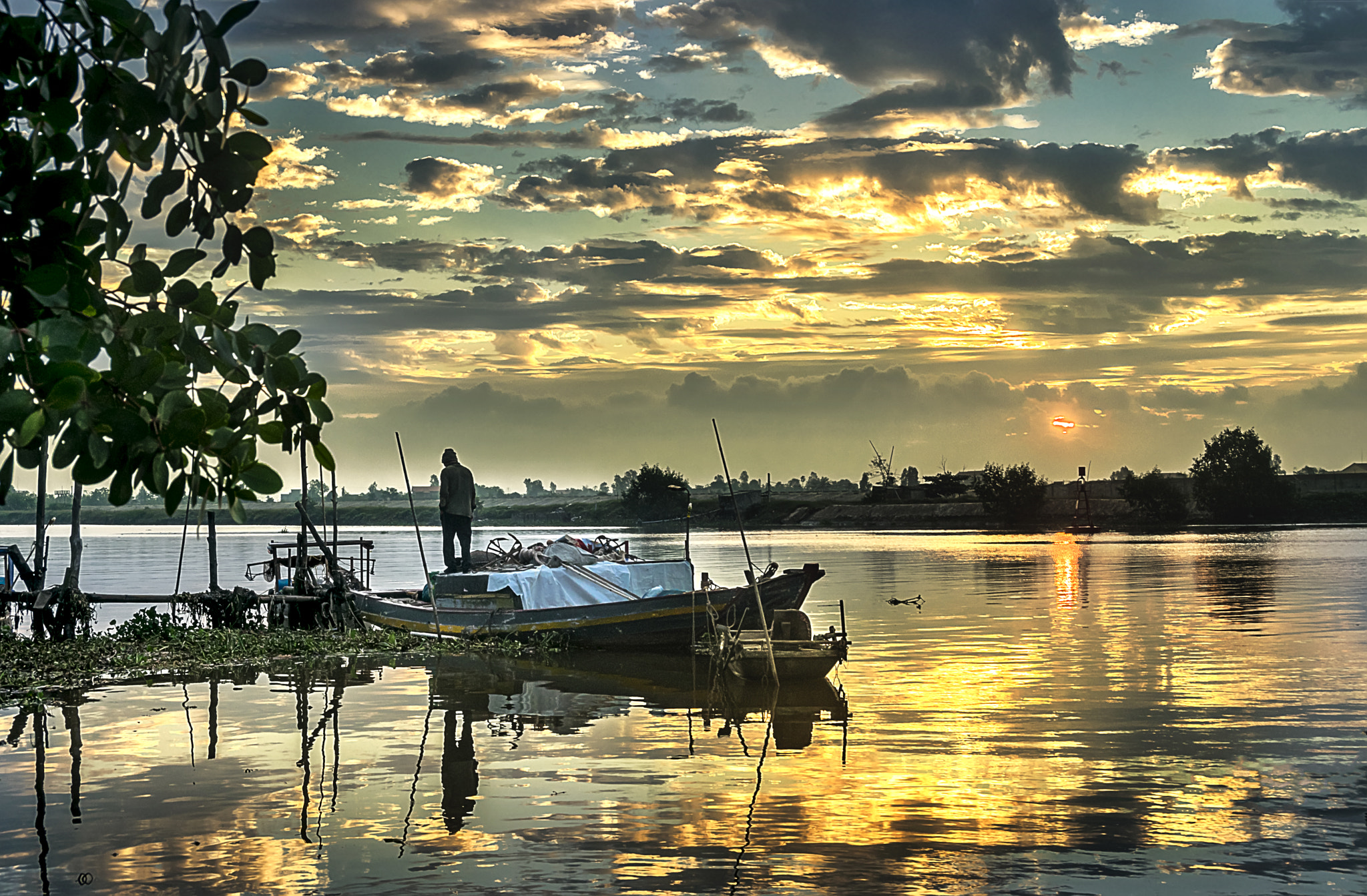 Sigma 18-250mm F3.5-6.3 DC OS HSM sample photo. Dawn on the river photography