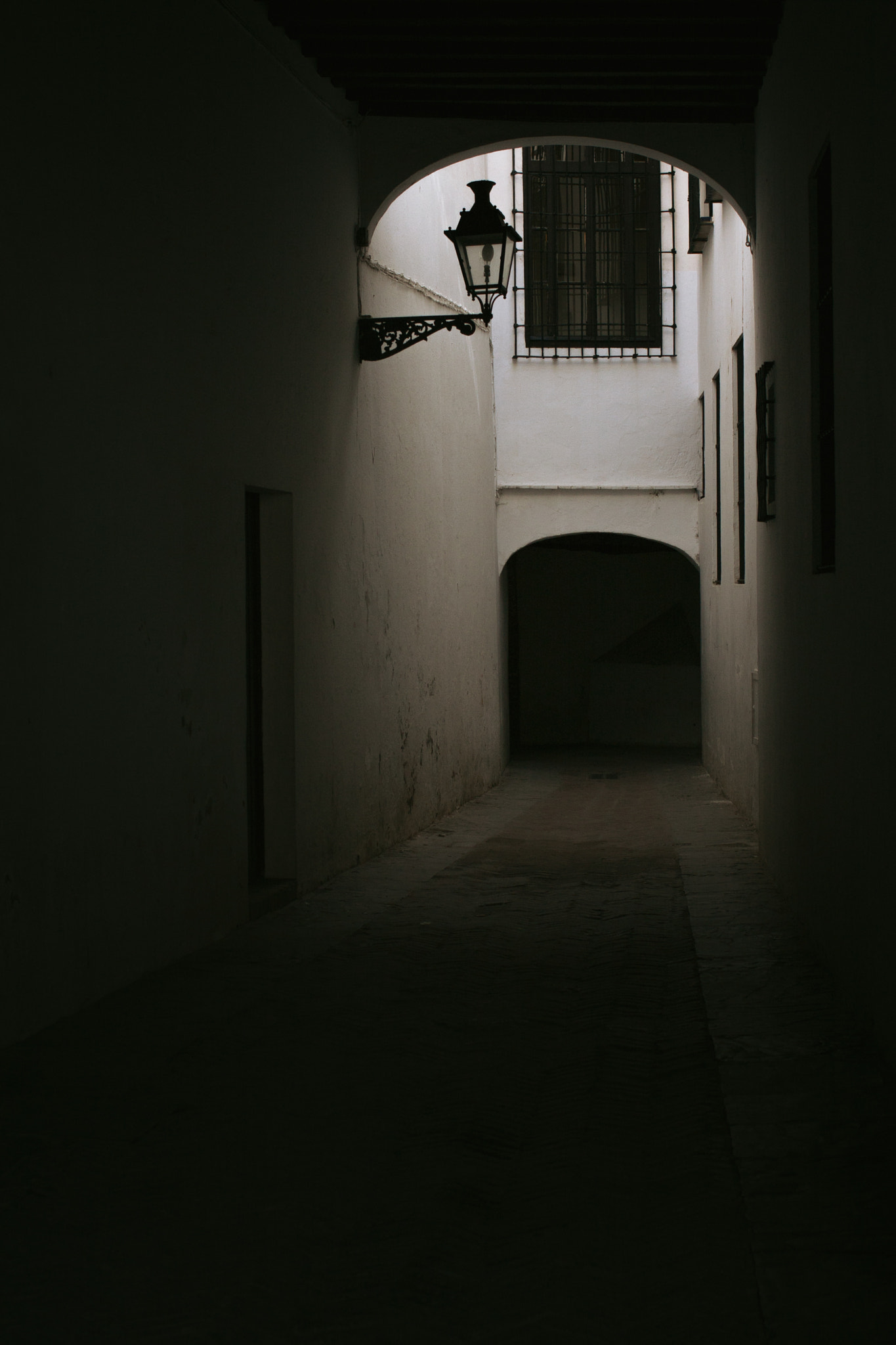 Canon EOS 40D + Canon EF 35mm F2 sample photo. Ciudad de callejones photography